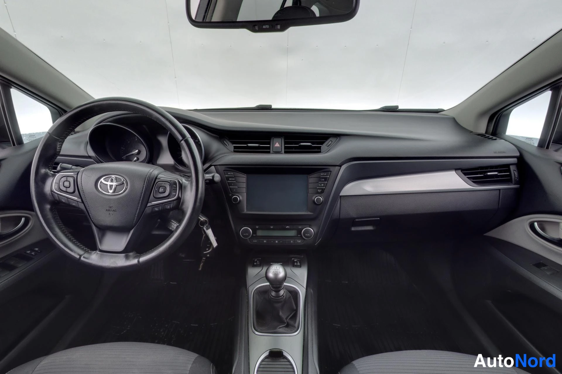 Harmaa Toyota Avensis 2015, ohjaamo, kuva 7