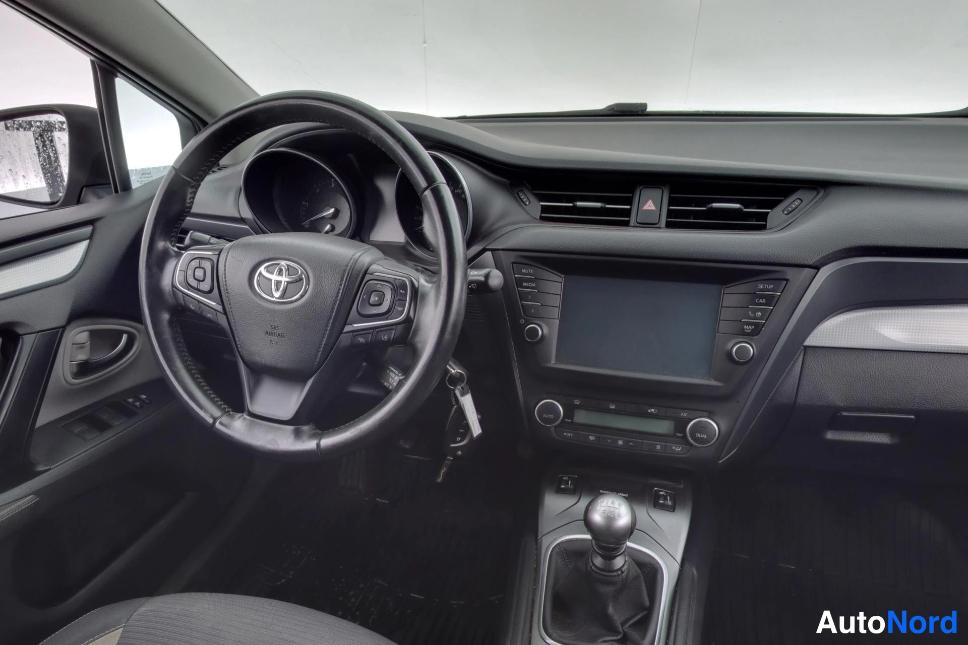 Harmaa Toyota Avensis 2015, ohjaamo, kuva 8