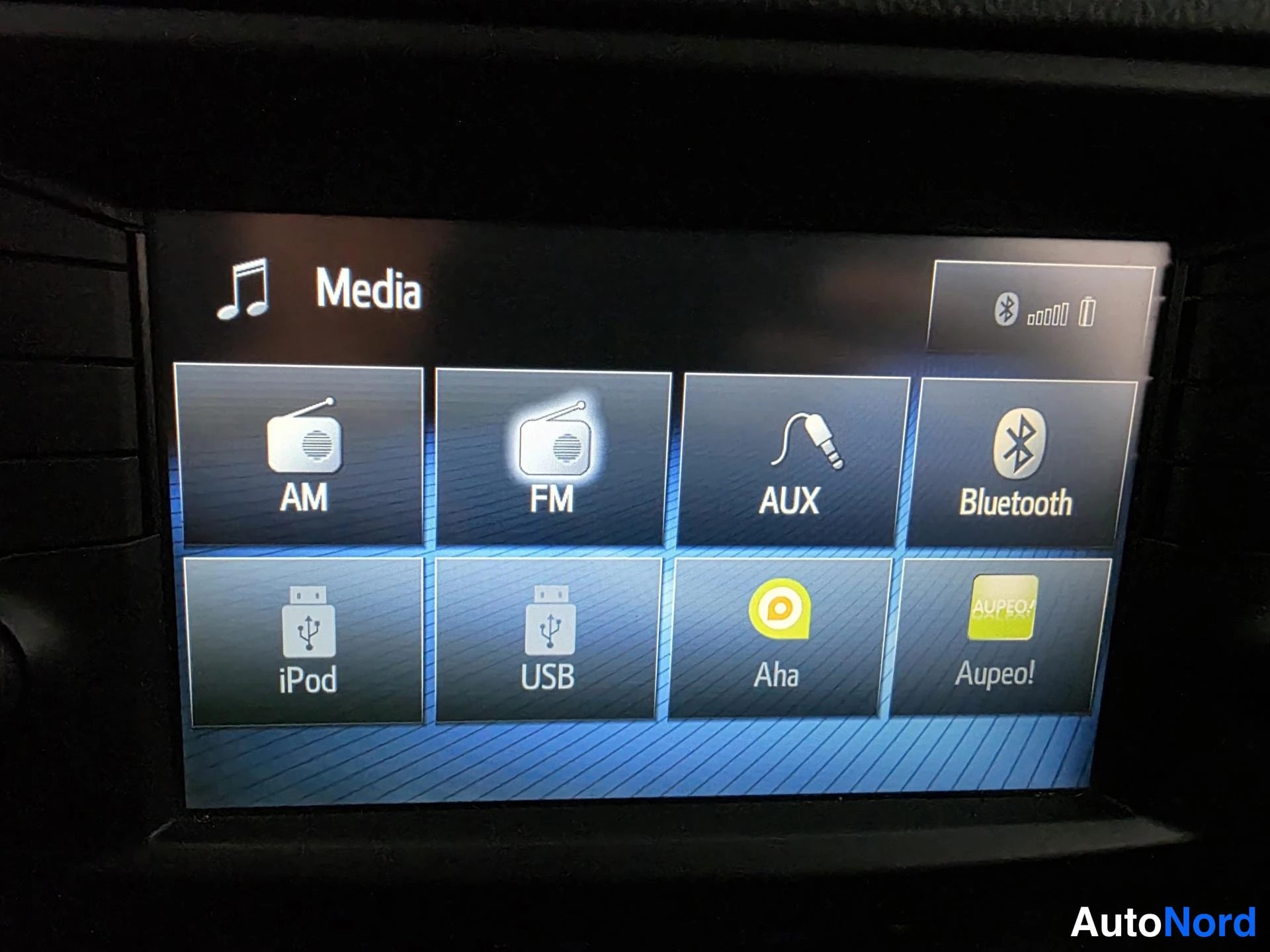 Harmaa Toyota Avensis 2015, yksityiskohta, kuva 12
