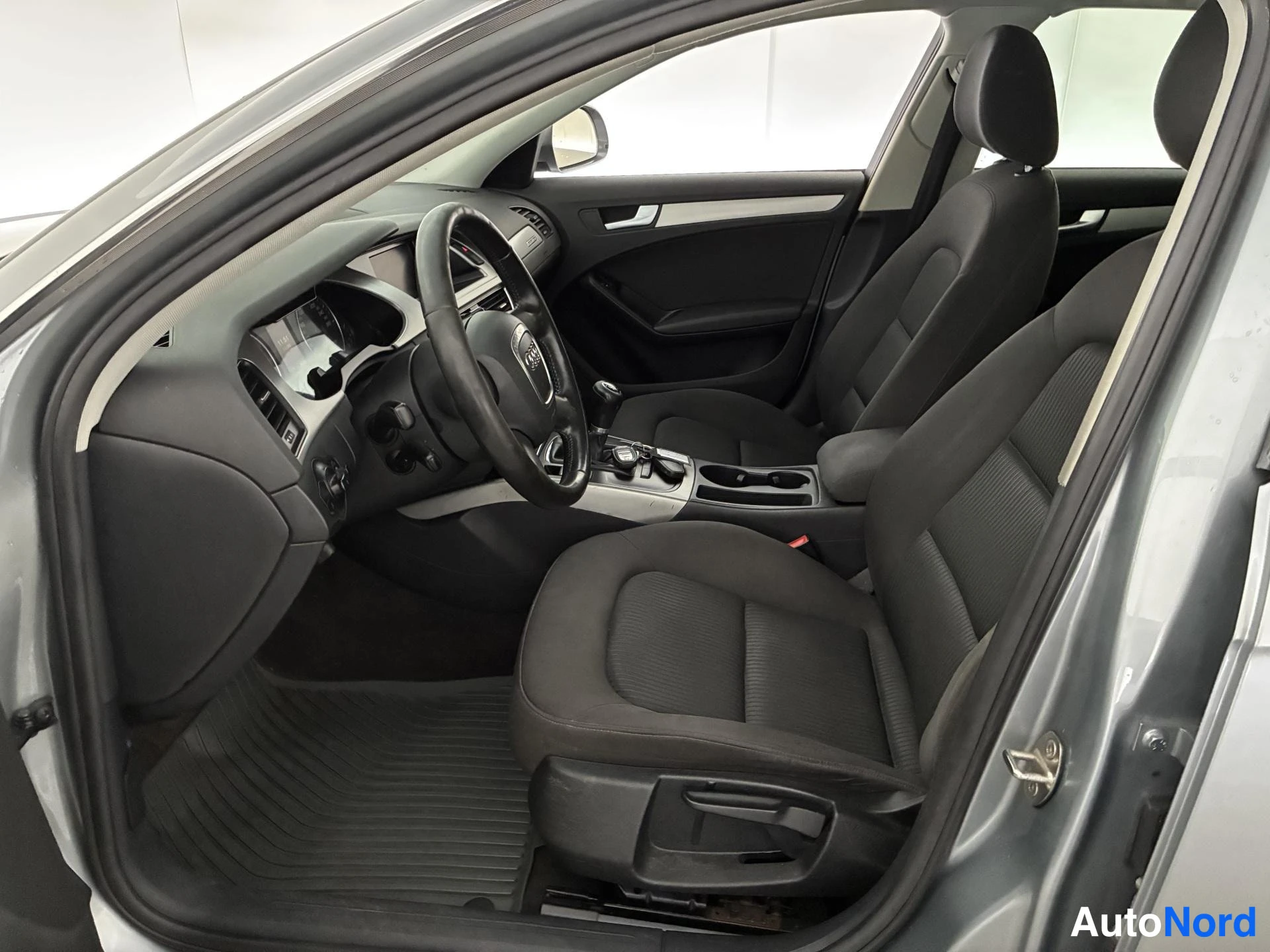 Harmaa Audi A4 2009, etuistuimet, kuva 10