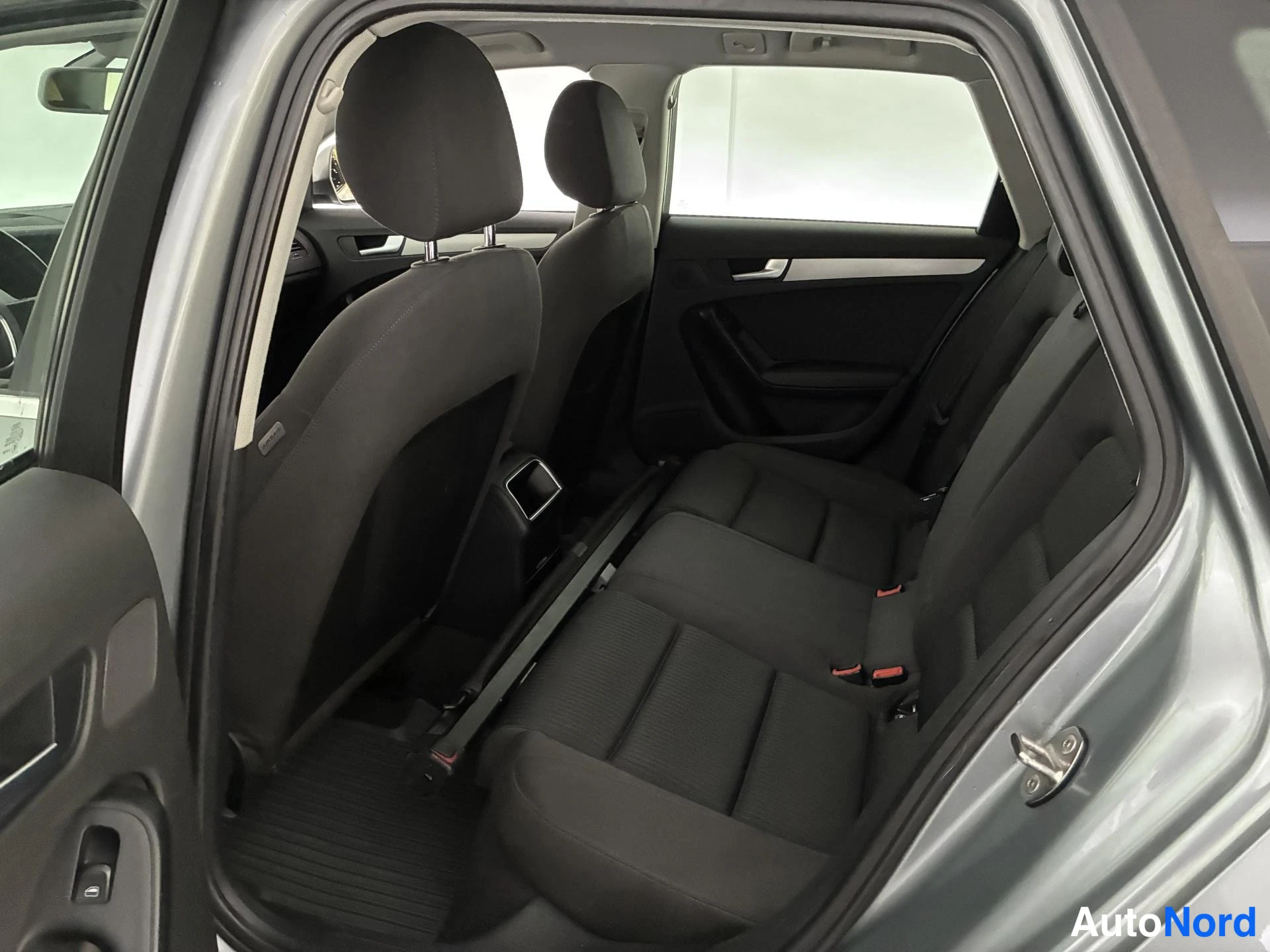 Harmaa Audi A4 2009, takaistuimet, kuva 12
