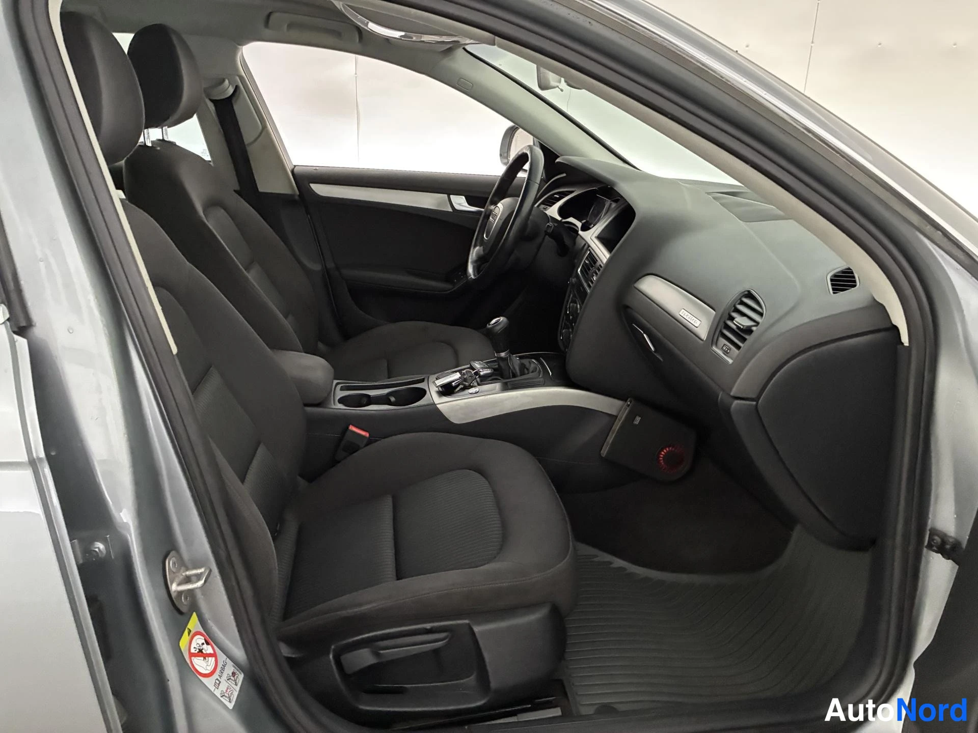 Harmaa Audi A4 2009, ohjaamo, kuva 9