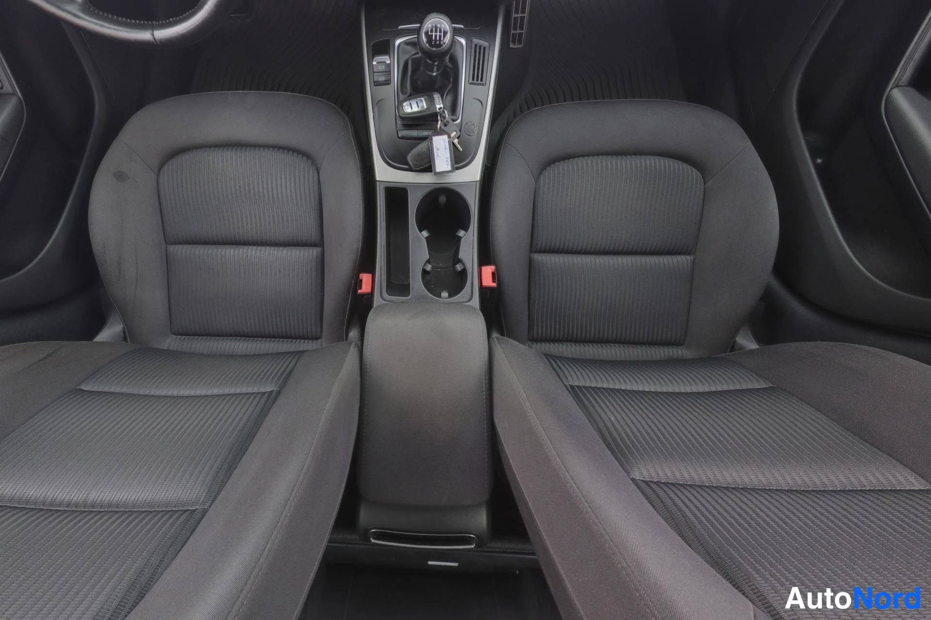 Harmaa Audi A4 2009, etuistuimet, kuva 11