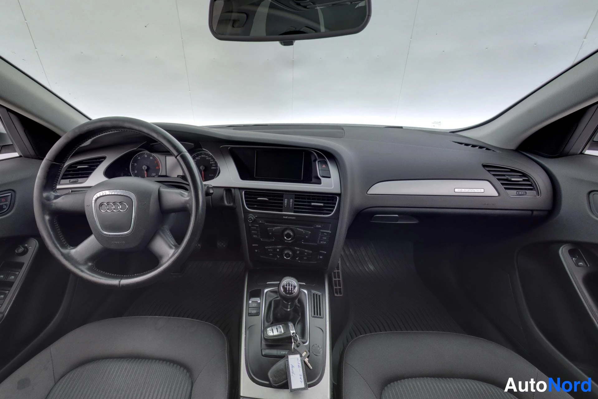 Harmaa Audi A4 2009, ohjaamo, kuva 7