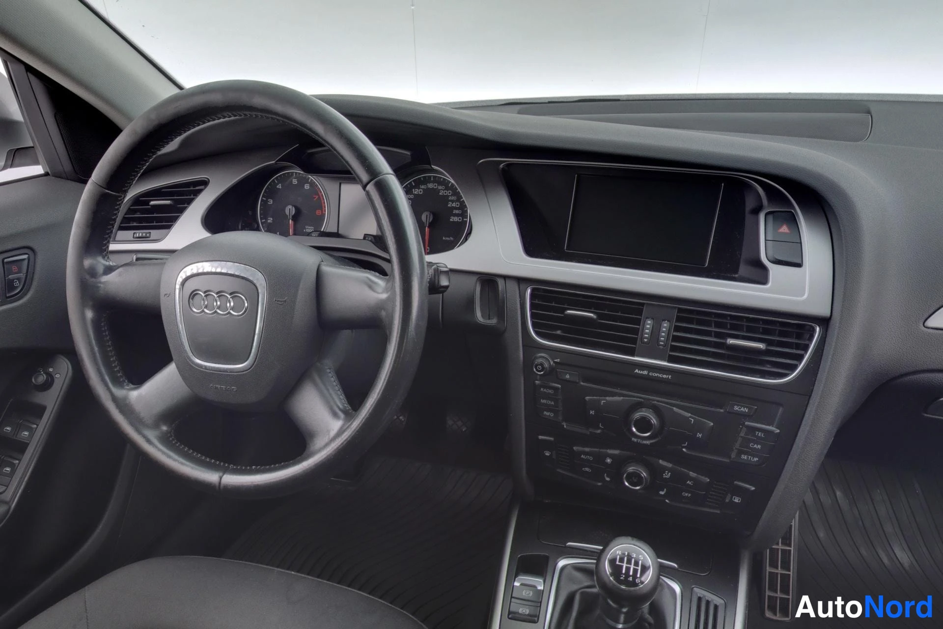 Harmaa Audi A4 2009, ohjaamo, kuva 8