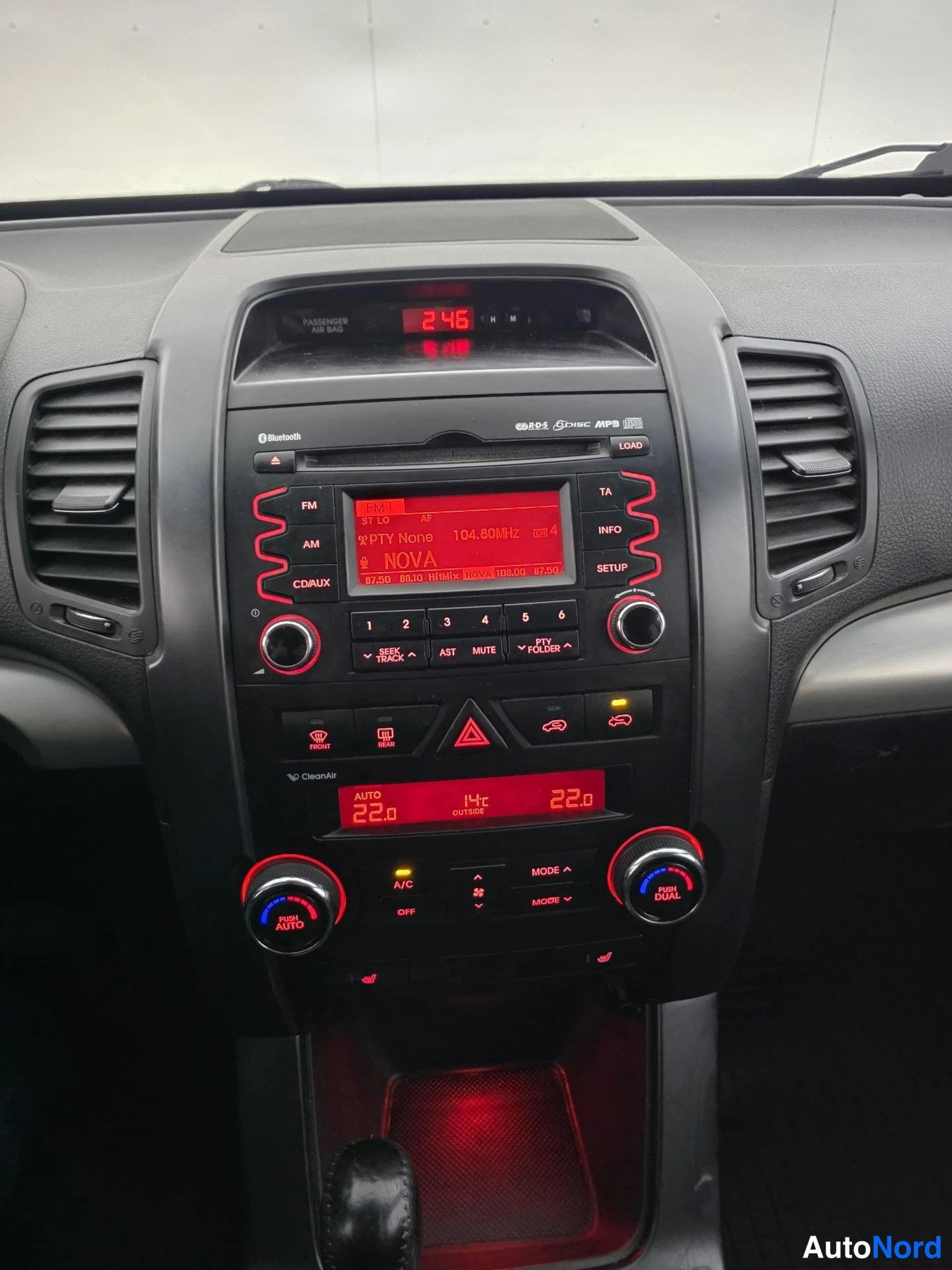 Valkoinen Kia Sorento 2011, ohjaamo, kuva 9