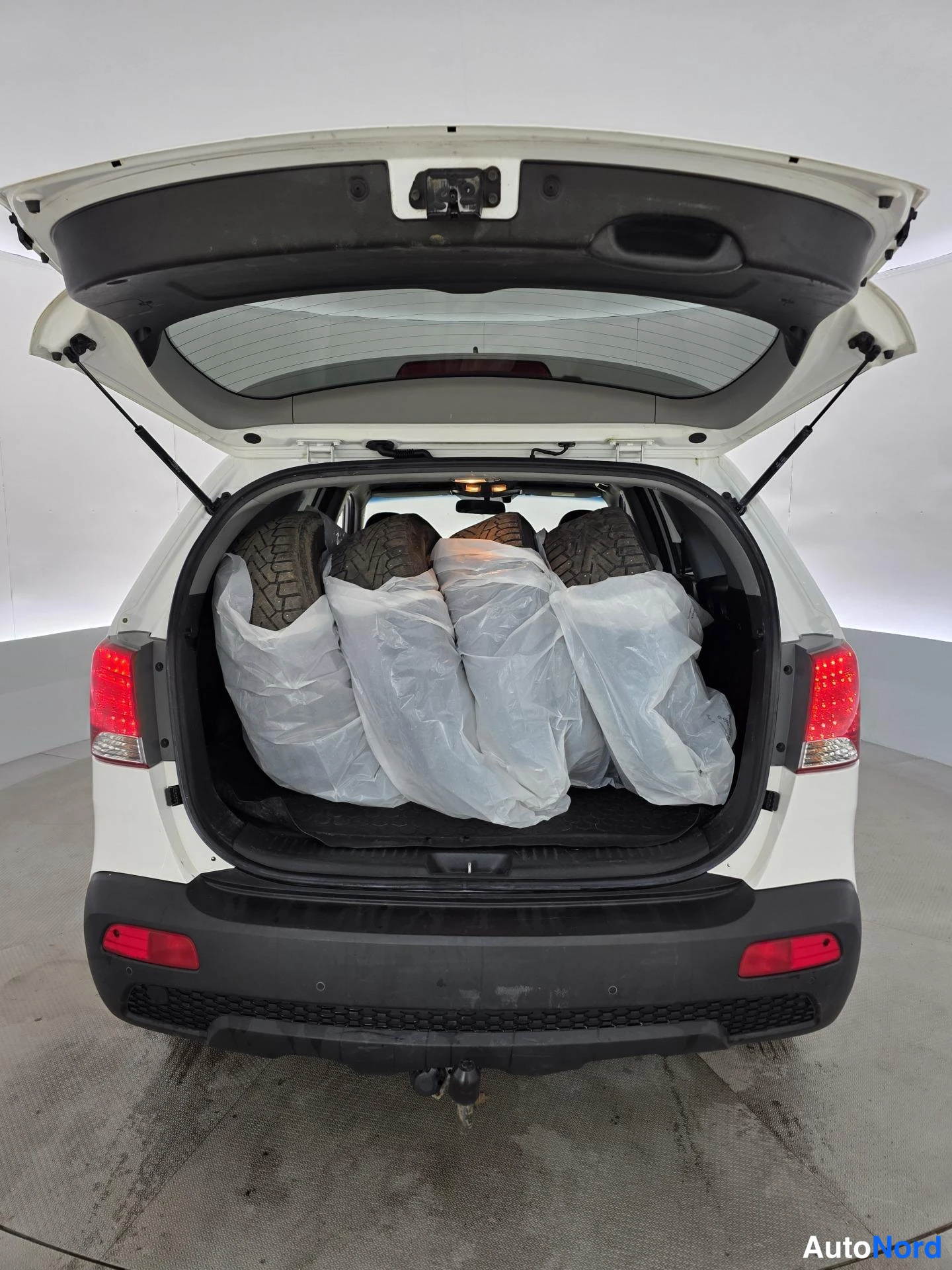 Valkoinen Kia Sorento 2011, tavaratila, kuva 14