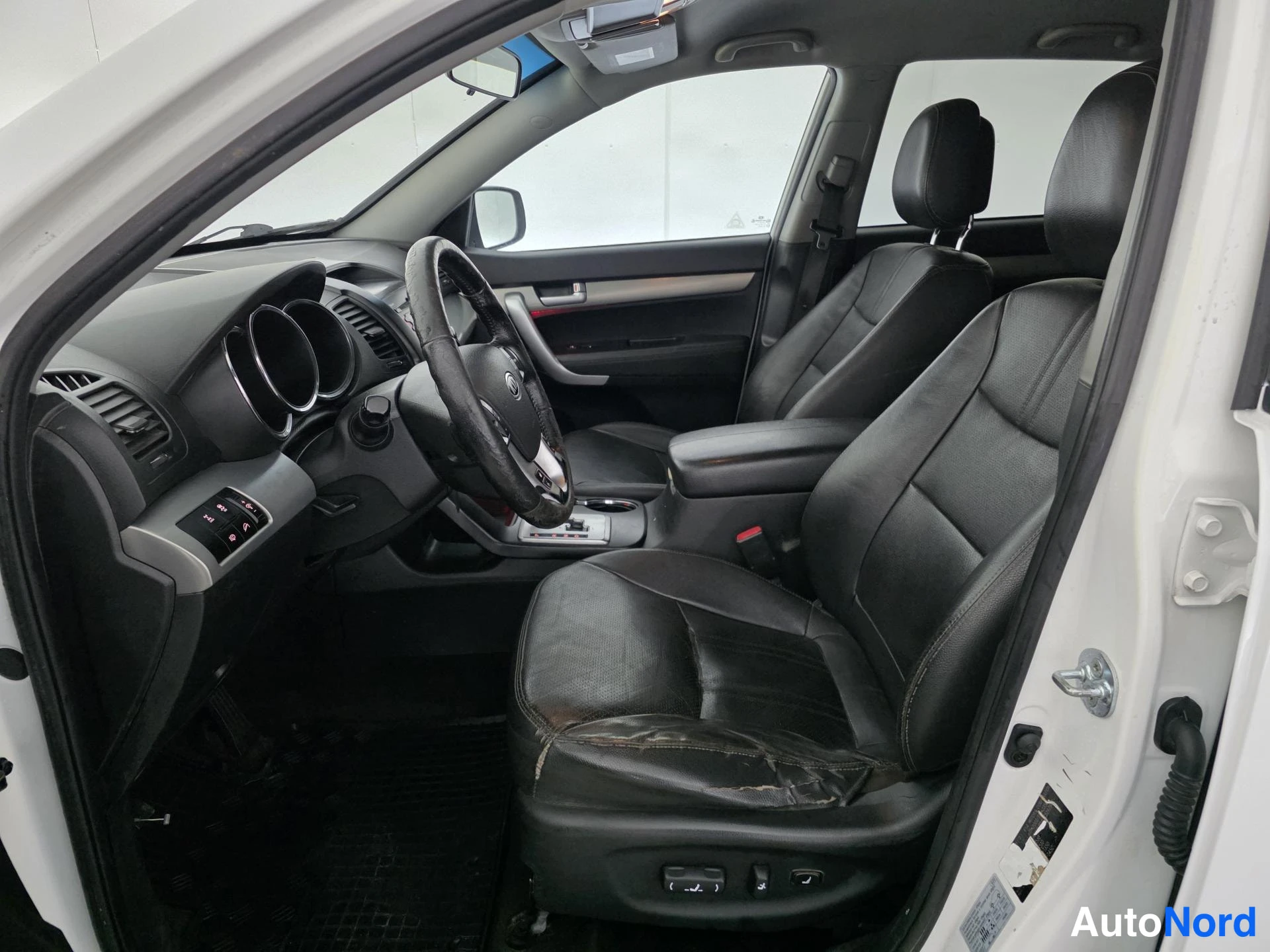 Valkoinen Kia Sorento 2011, etuistuimet, kuva 10