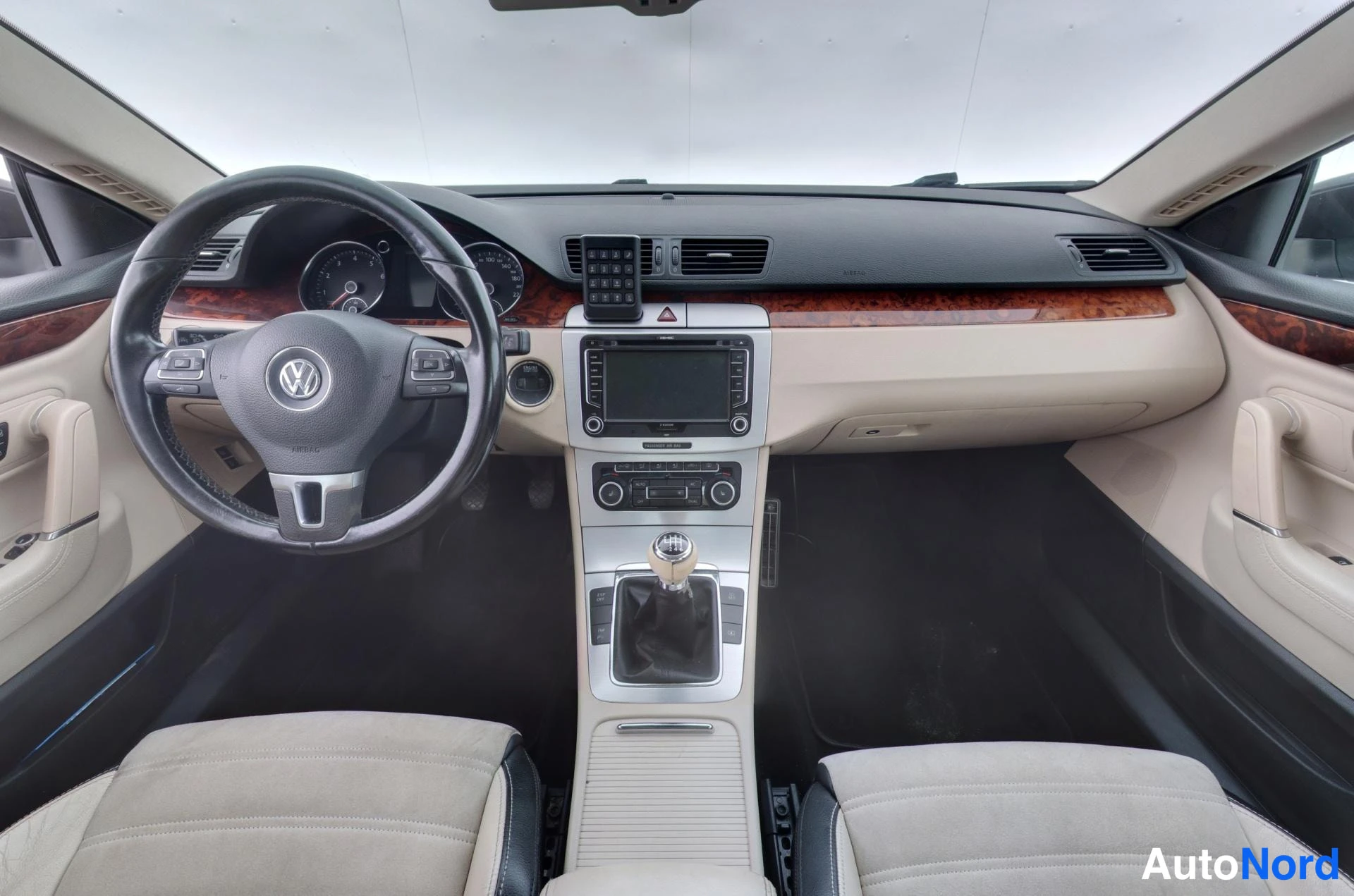 Musta Volkswagen Passat CC 2009, ohjaamo, kuva 8
