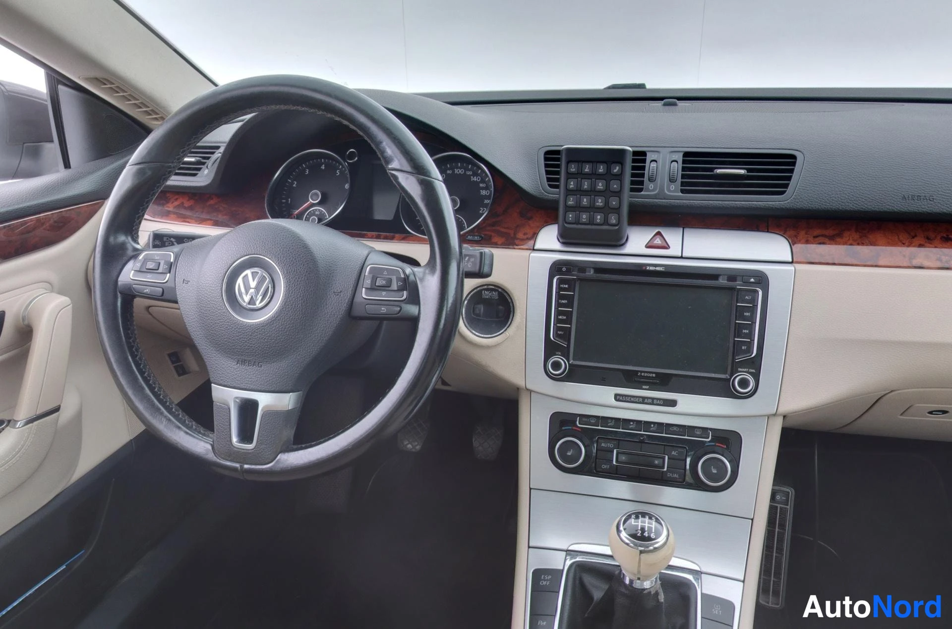 Musta Volkswagen Passat CC 2009, ohjaamo, kuva 9