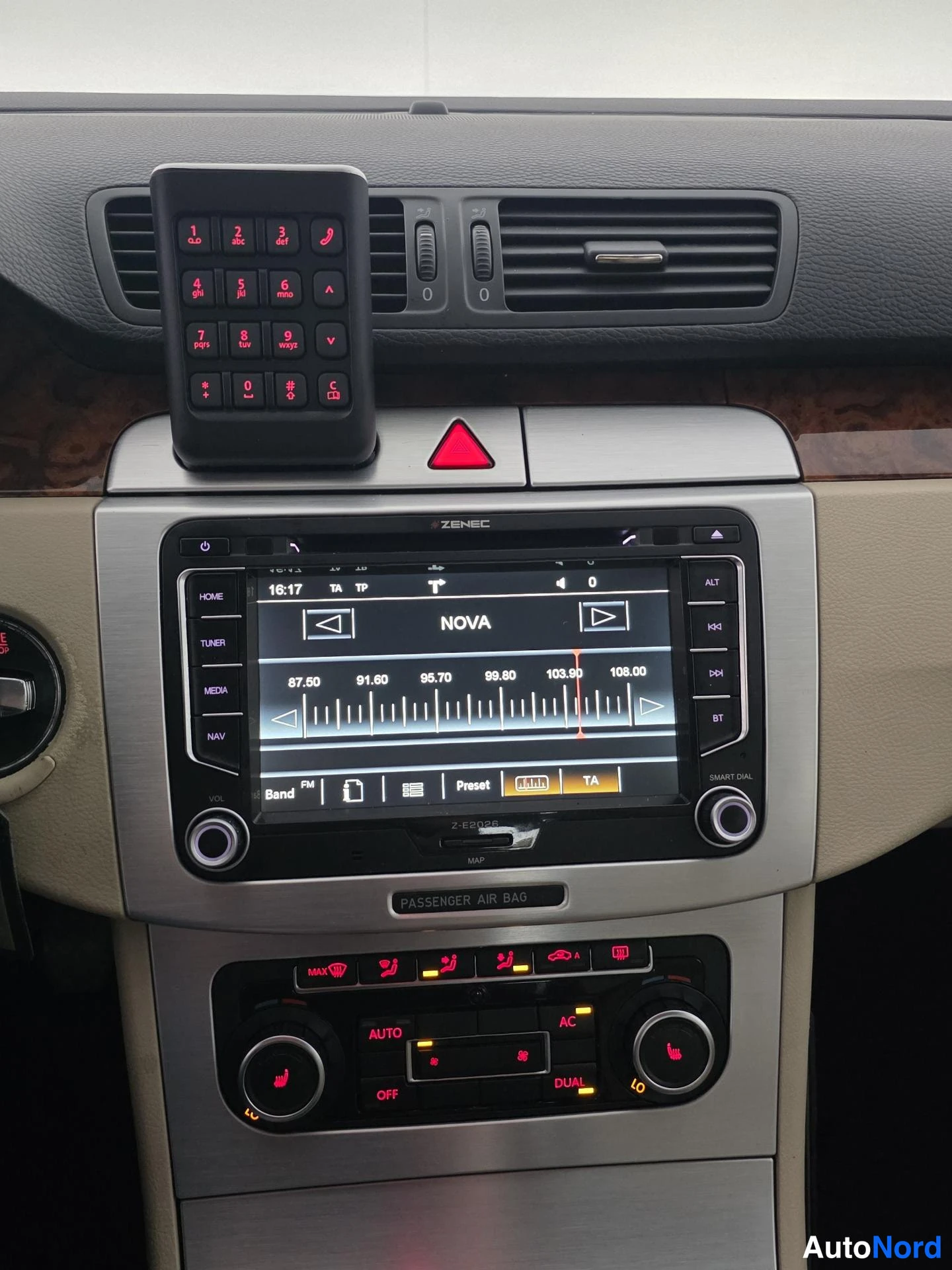 Musta Volkswagen Passat CC 2009, yksityiskohta, kuva 16