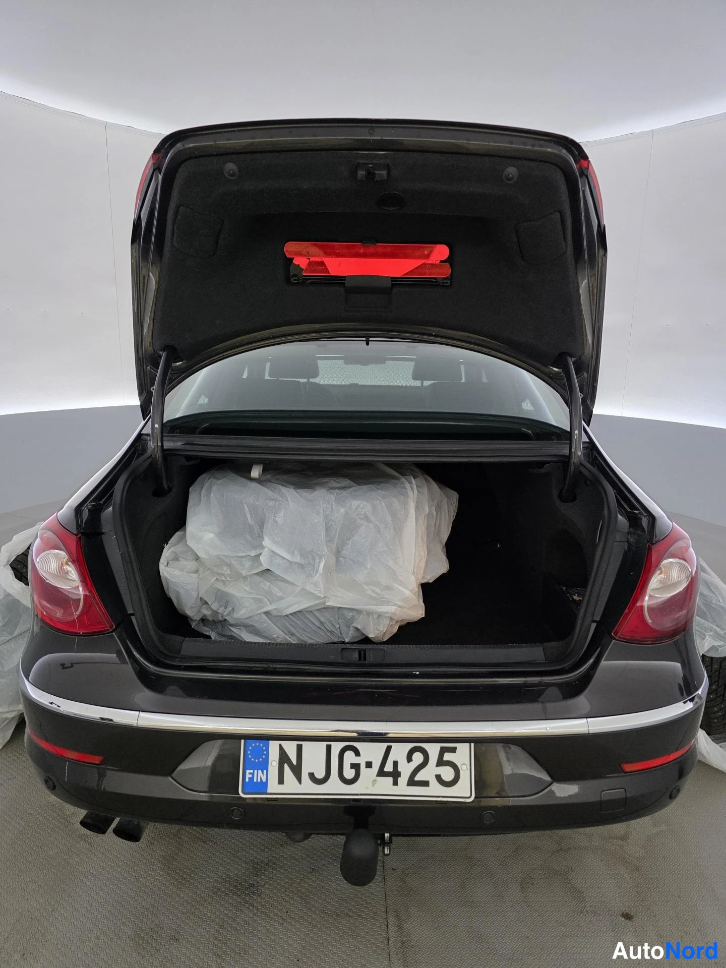 Musta Volkswagen Passat CC 2009, tavaratila, kuva 14