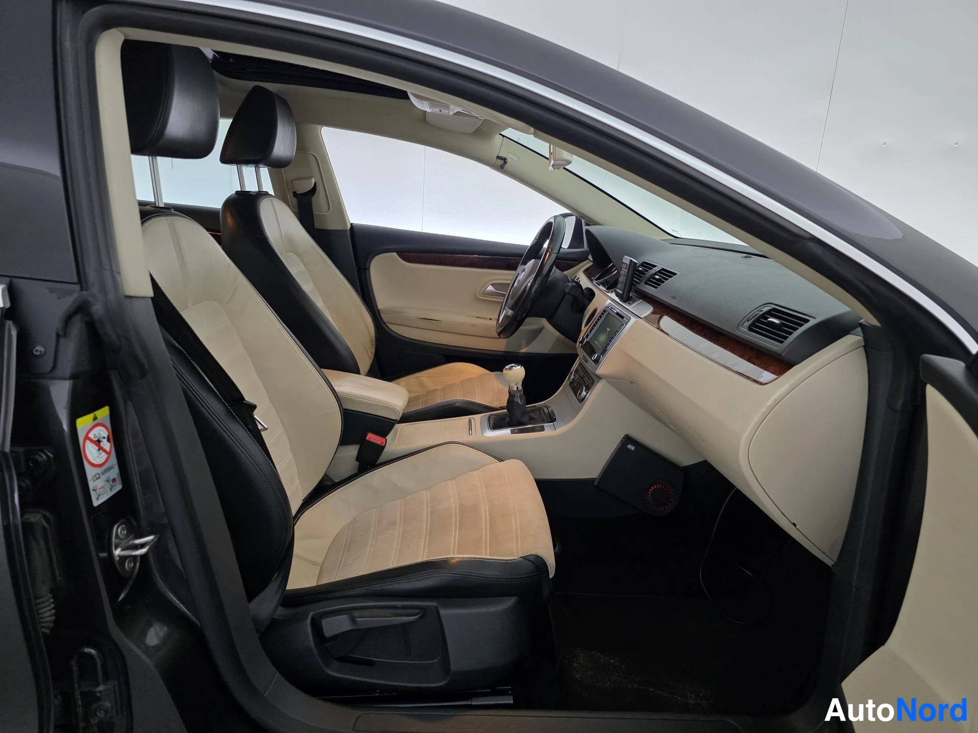 Musta Volkswagen Passat CC 2009, ohjaamo, kuva 10