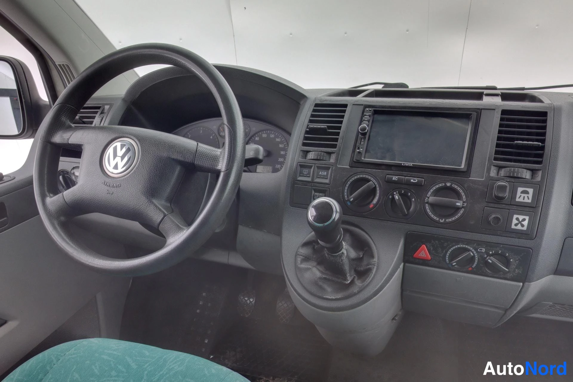 Valkoinen Volkswagen Caravelle 2004, yksityiskohta, kuva 14