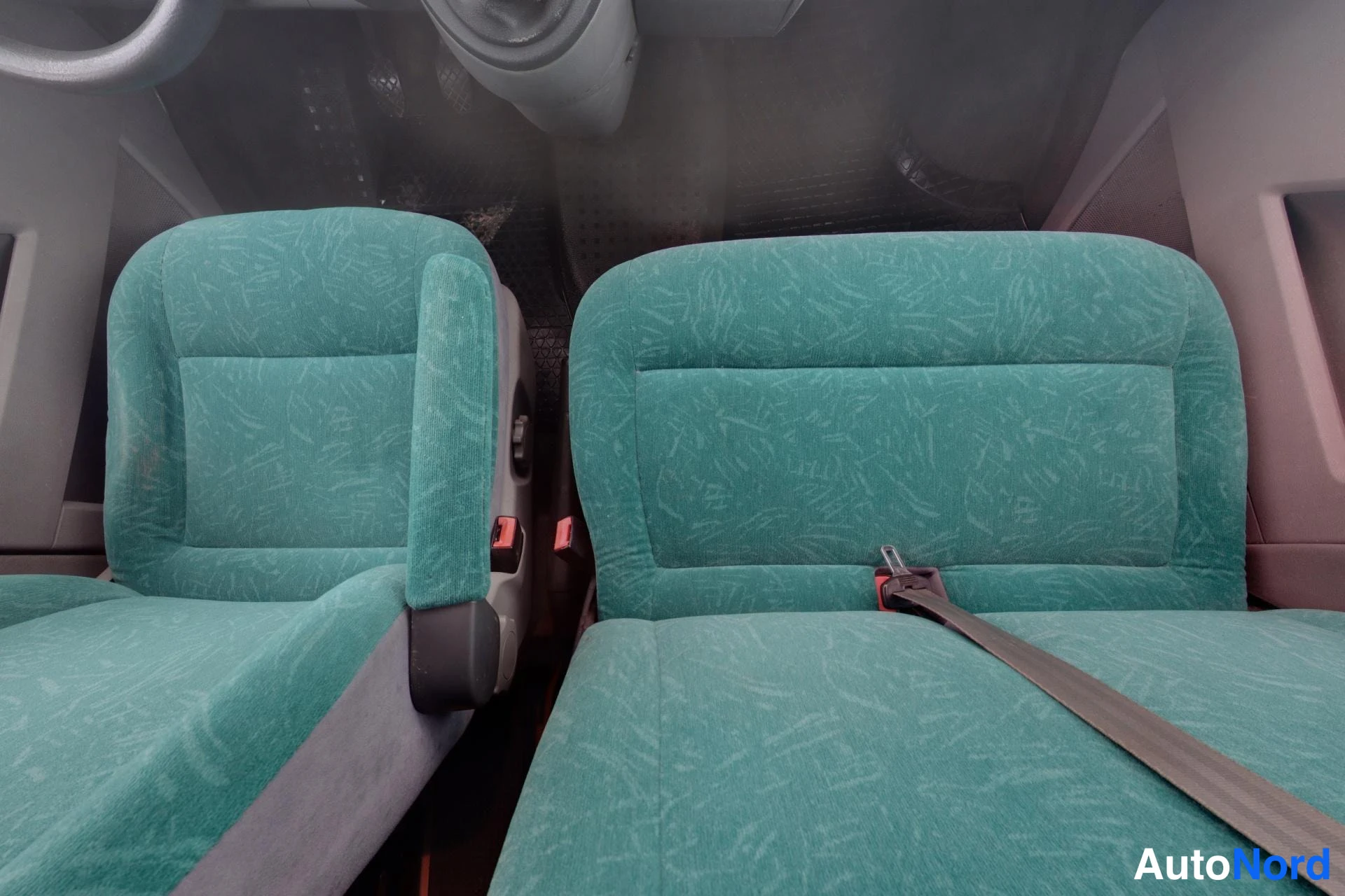 Valkoinen Volkswagen Caravelle 2004, etuistuimet, kuva 10