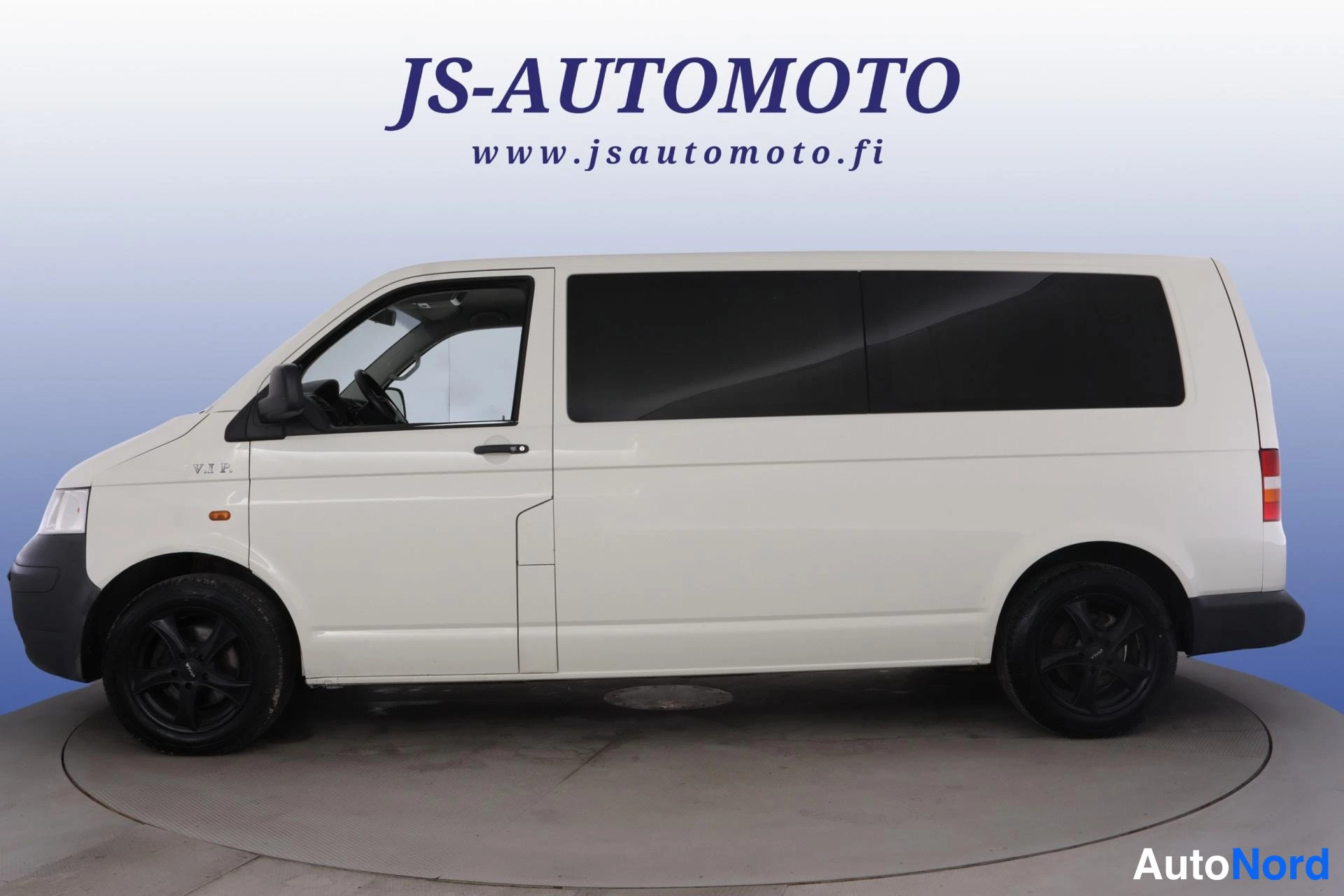 Valkoinen Volkswagen Caravelle 2004, etuviisto, keula vasemmalle, kuva 2