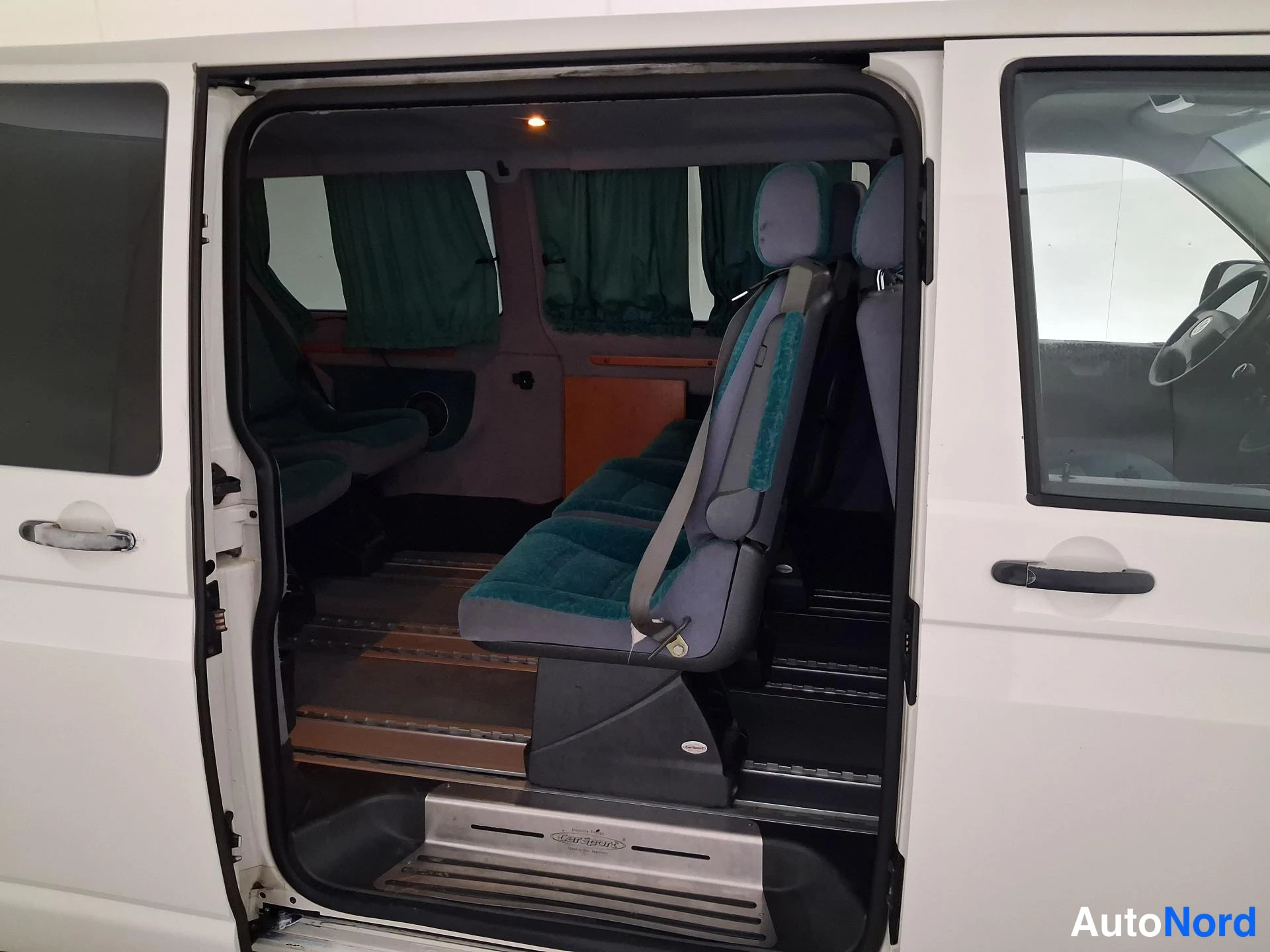 Valkoinen Volkswagen Caravelle 2004, takaistuimet, kuva 11