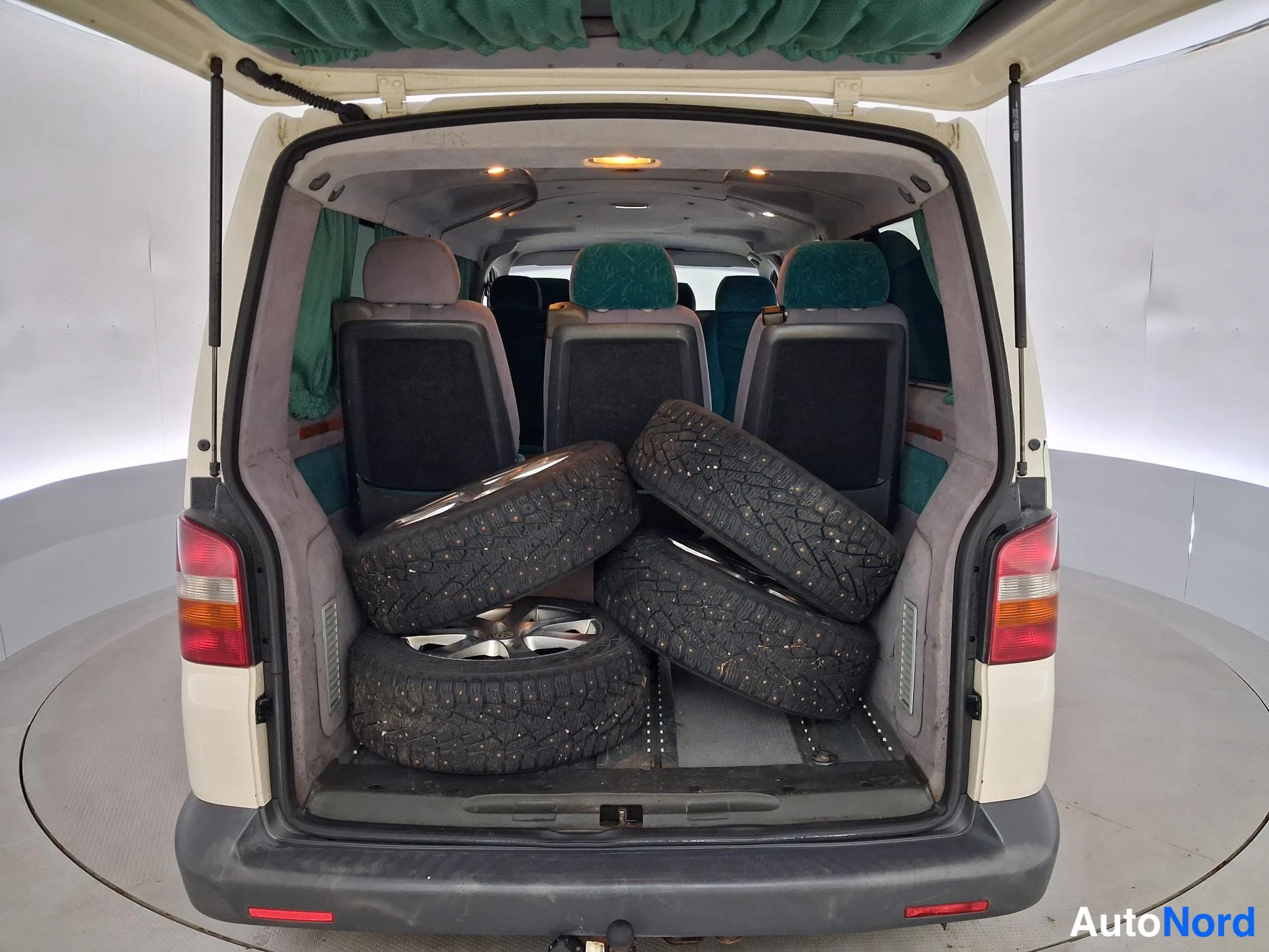 Valkoinen Volkswagen Caravelle 2004, takaa, kuva 7