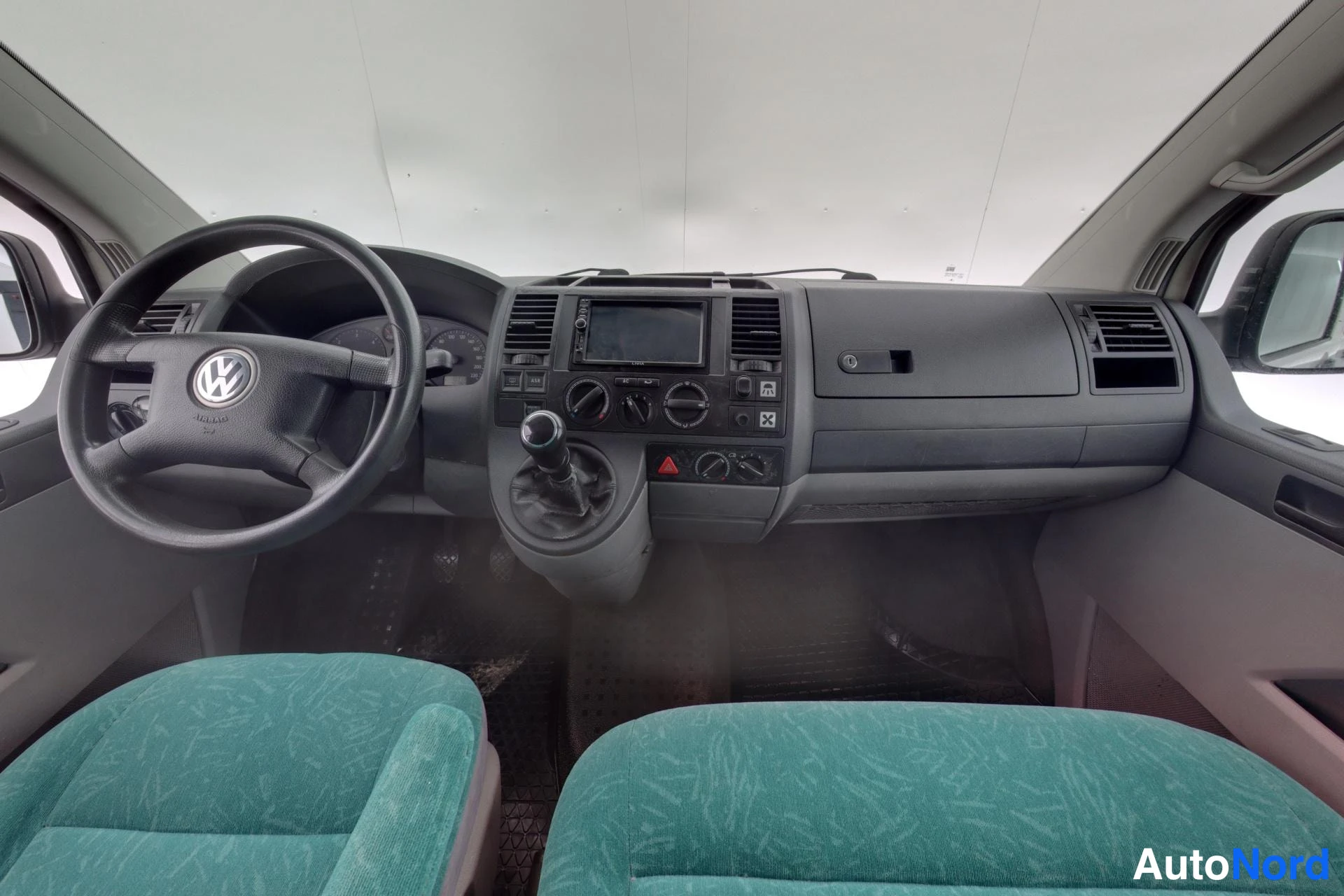Valkoinen Volkswagen Caravelle 2004, ohjaamo, kuva 8