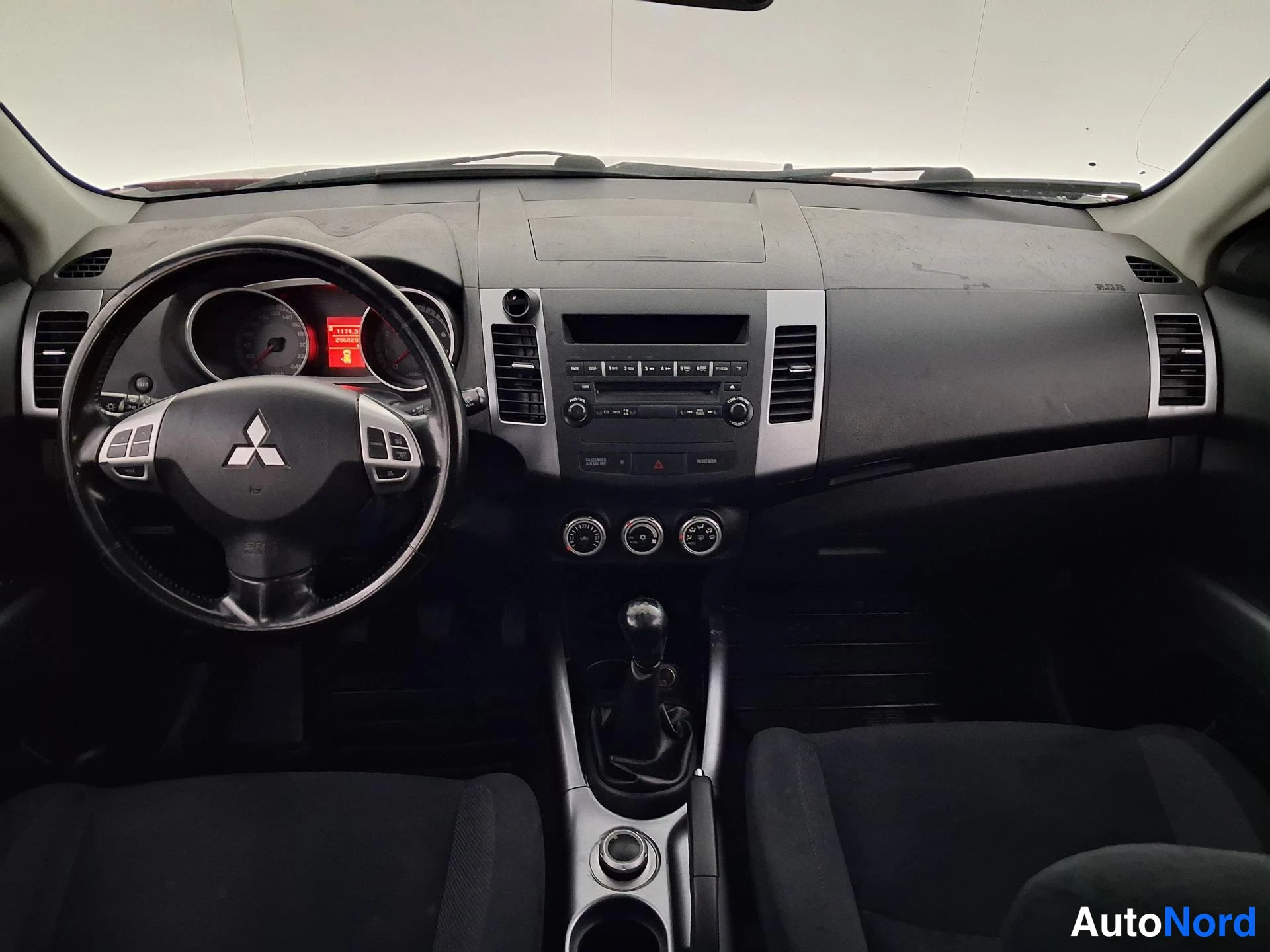 Punainen Mitsubishi Outlander 2008, ohjaamo, kuva 8
