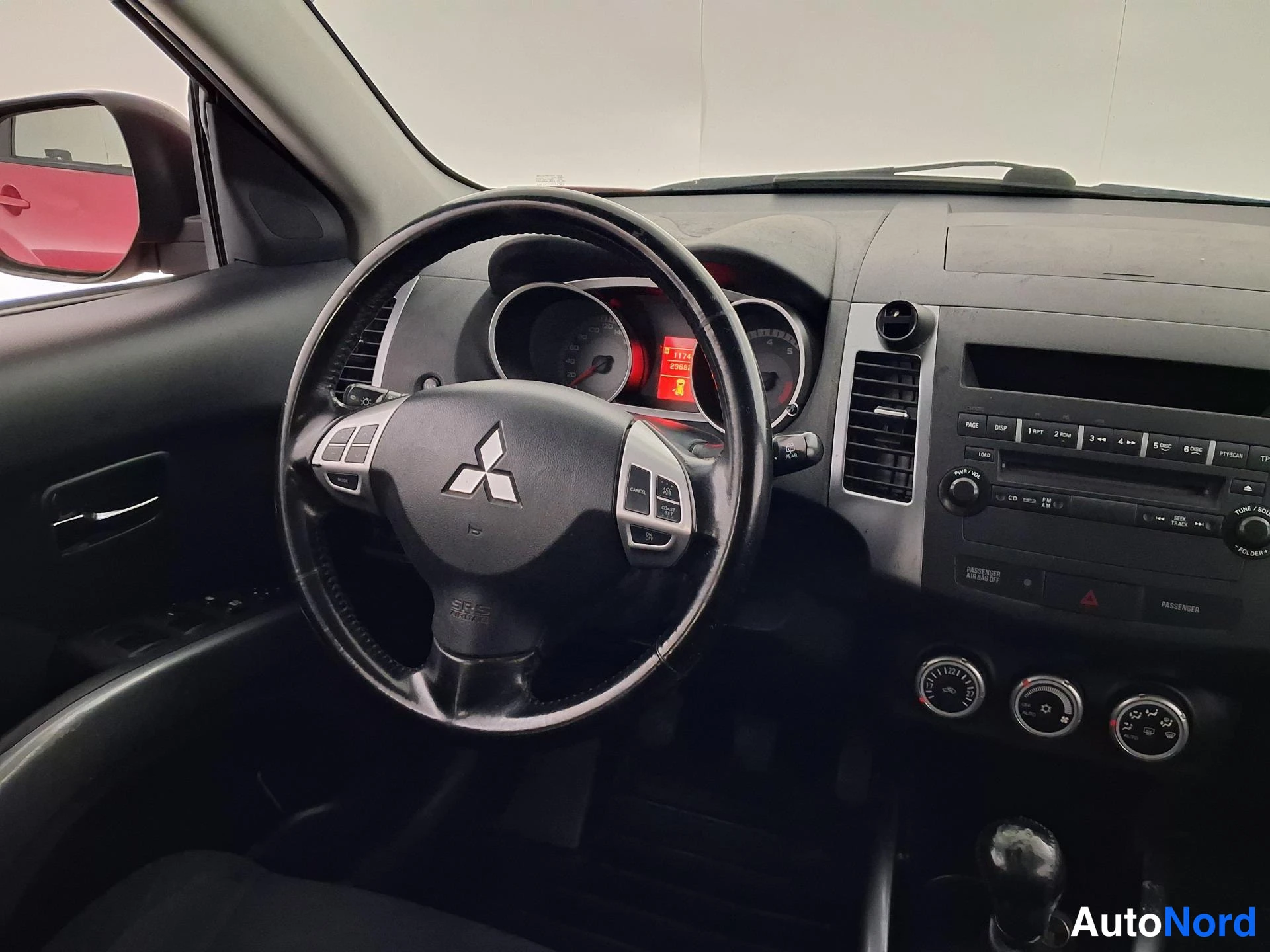 Punainen Mitsubishi Outlander 2008, ohjaamo, kuva 7