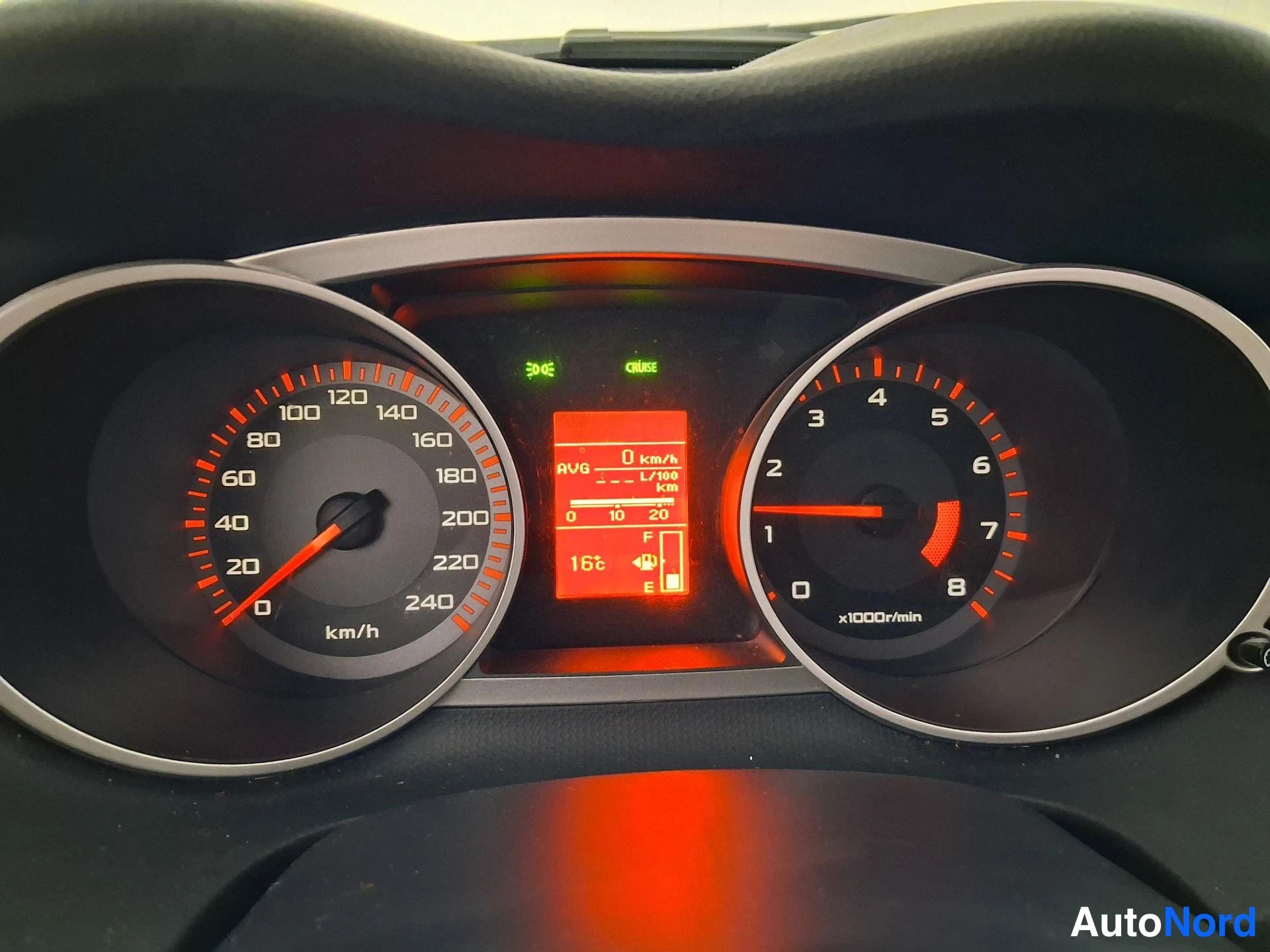 Punainen Mitsubishi Outlander 2008, yksityiskohta, kuva 14