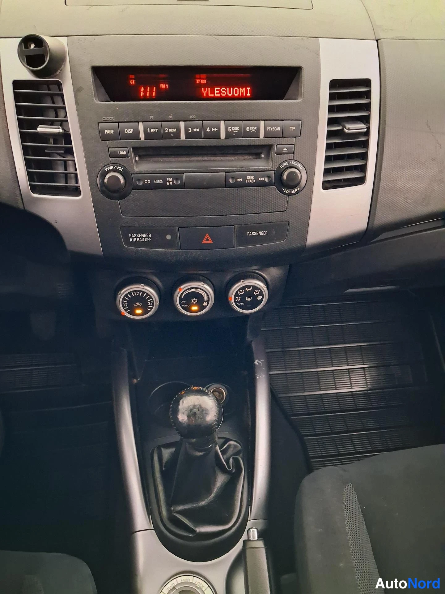 Punainen Mitsubishi Outlander 2008, yksityiskohta, kuva 15