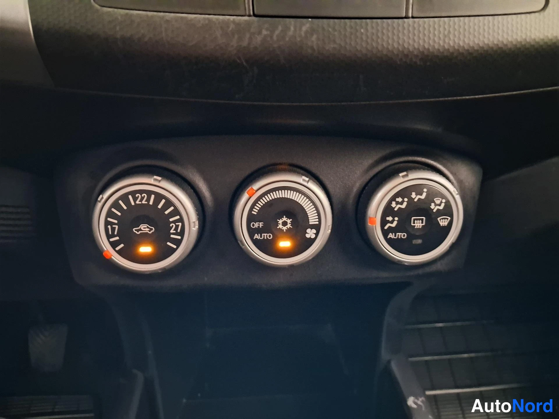Punainen Mitsubishi Outlander 2008, yksityiskohta, kuva 17