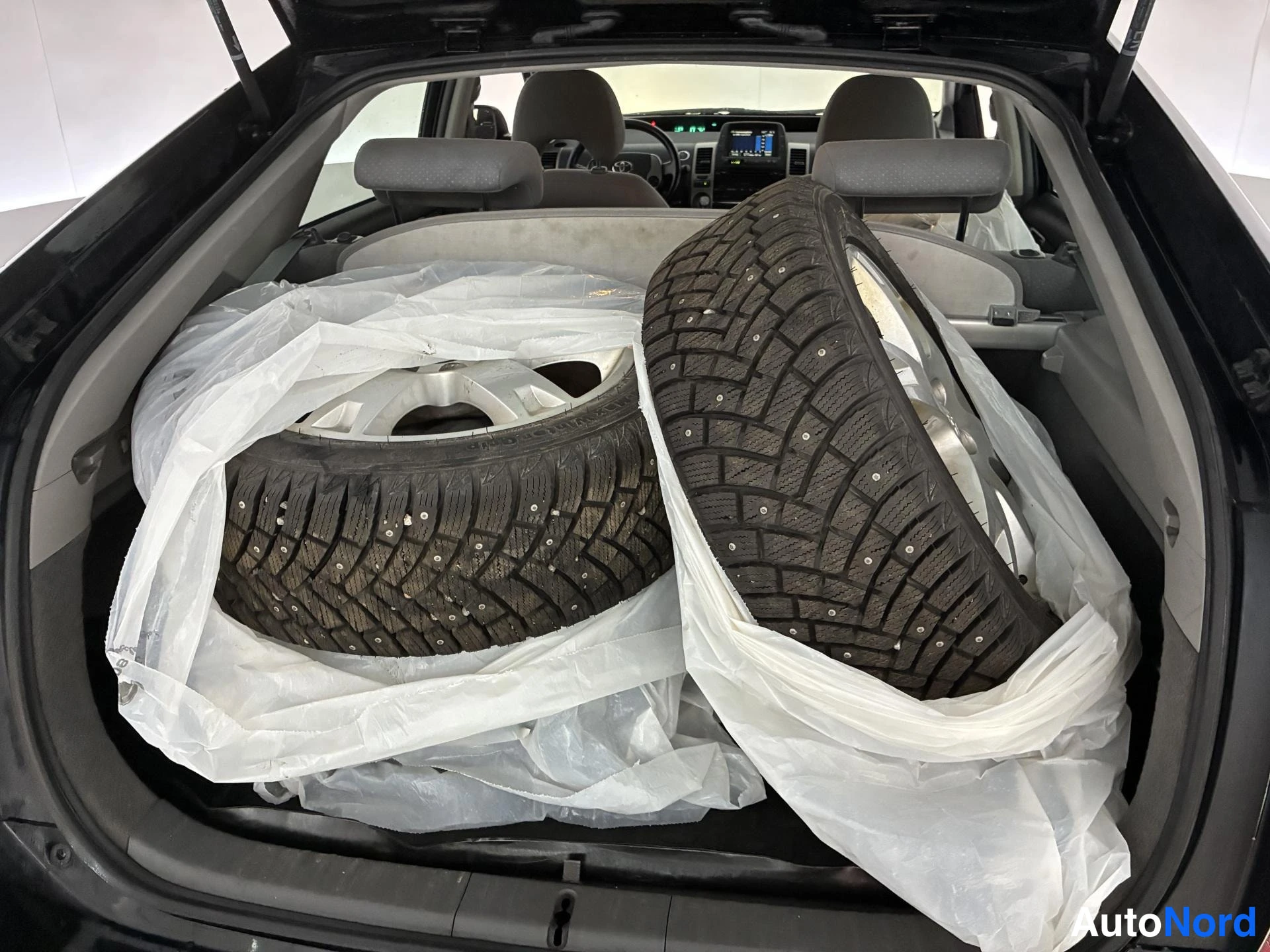 Musta Toyota Prius 2009, tavaratila, kuva 13