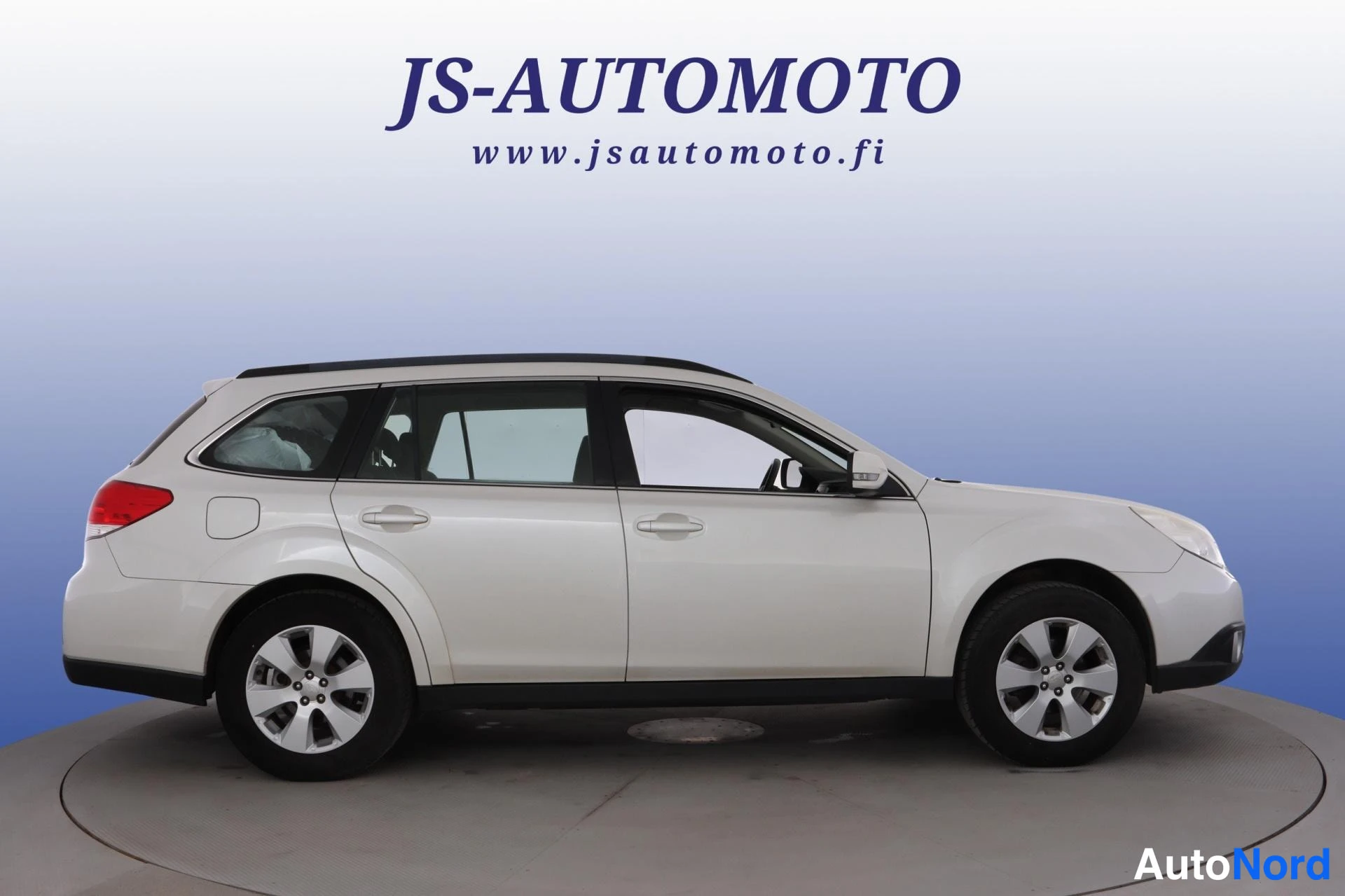Valkoinen Subaru Legacy 2010, etuviisto, keula oikealle, kuva 3