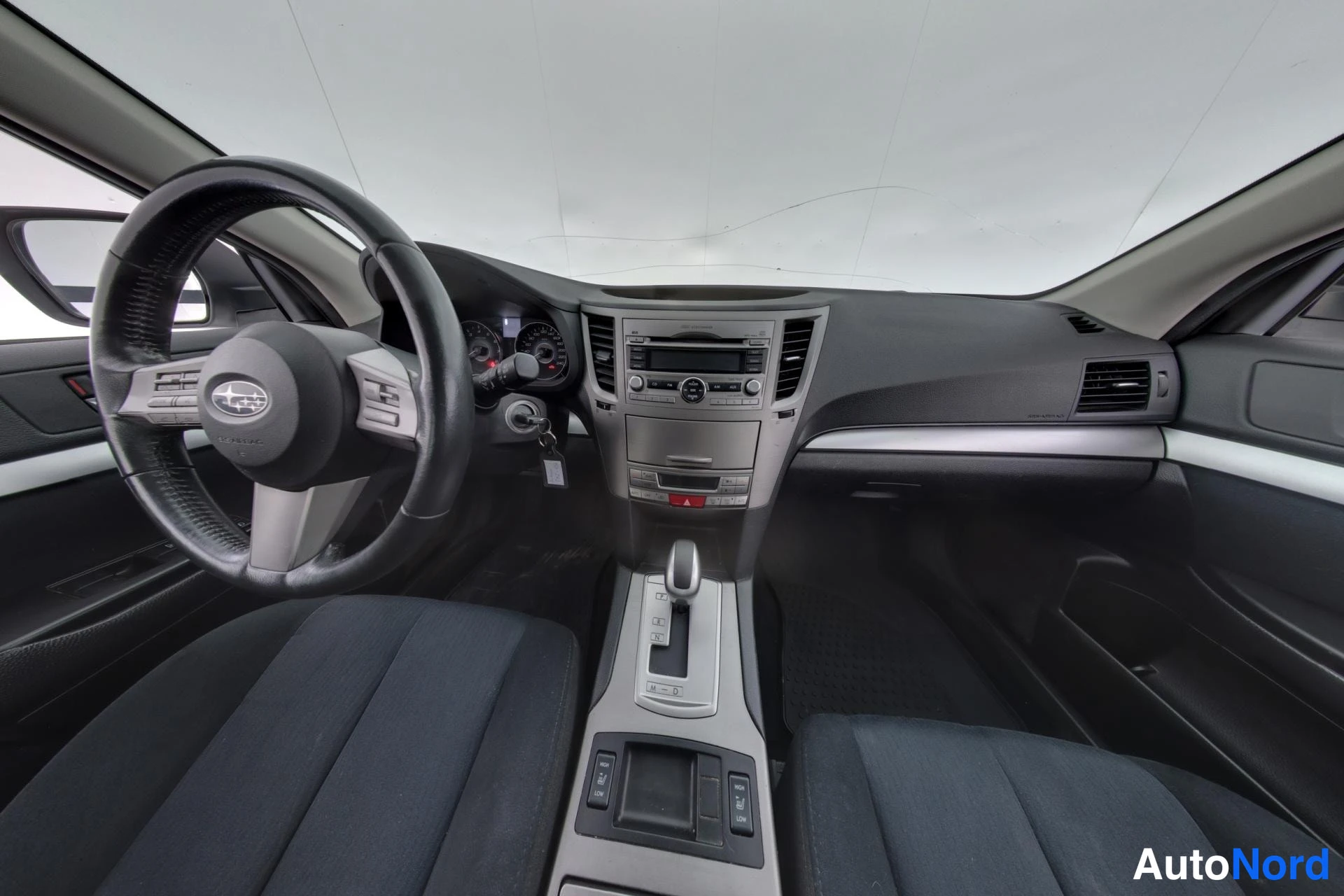 Valkoinen Subaru Legacy 2010, ohjaamo, kuva 7