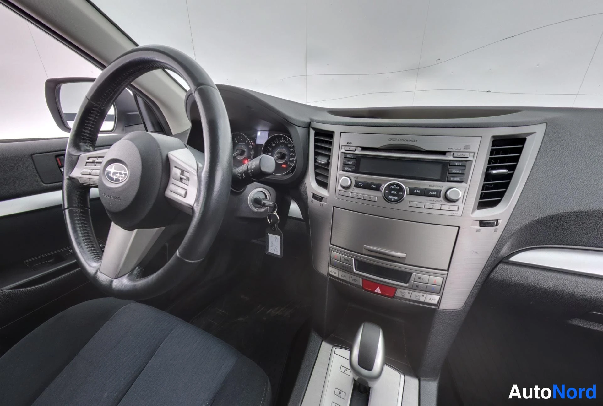 Valkoinen Subaru Legacy 2010, yksityiskohta, kuva 14