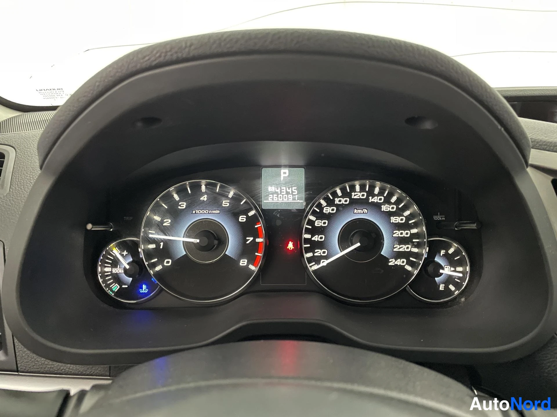 Valkoinen Subaru Legacy 2010, yksityiskohta, kuva 15