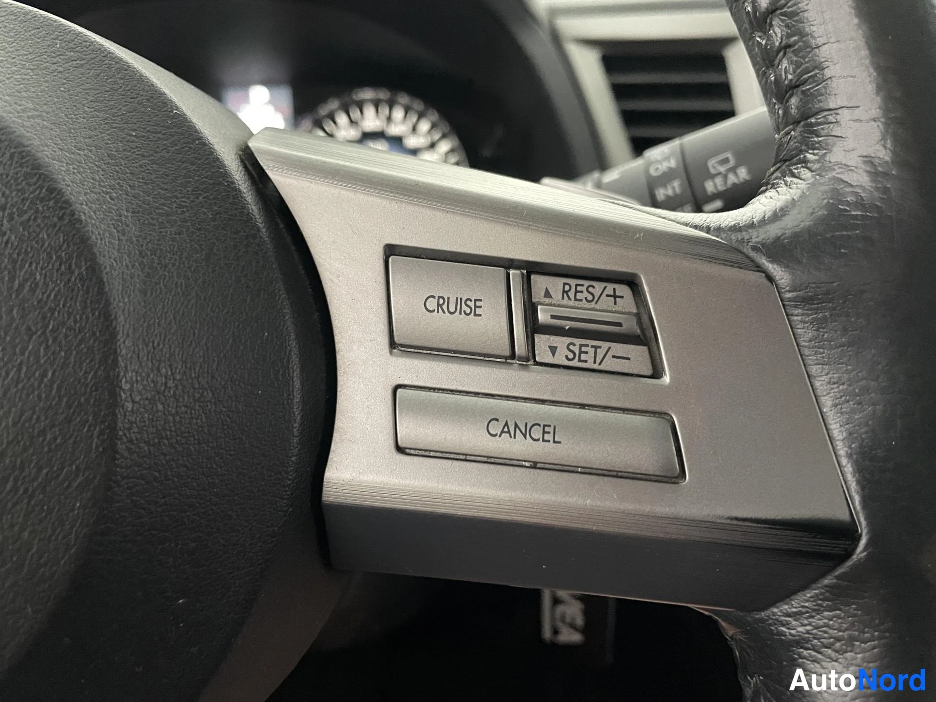 Valkoinen Subaru Legacy 2010, yksityiskohta, kuva 16