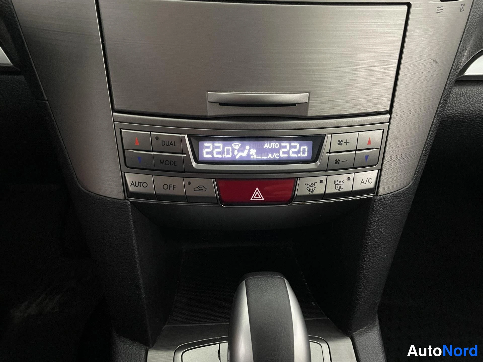 Valkoinen Subaru Legacy 2010, yksityiskohta, kuva 17