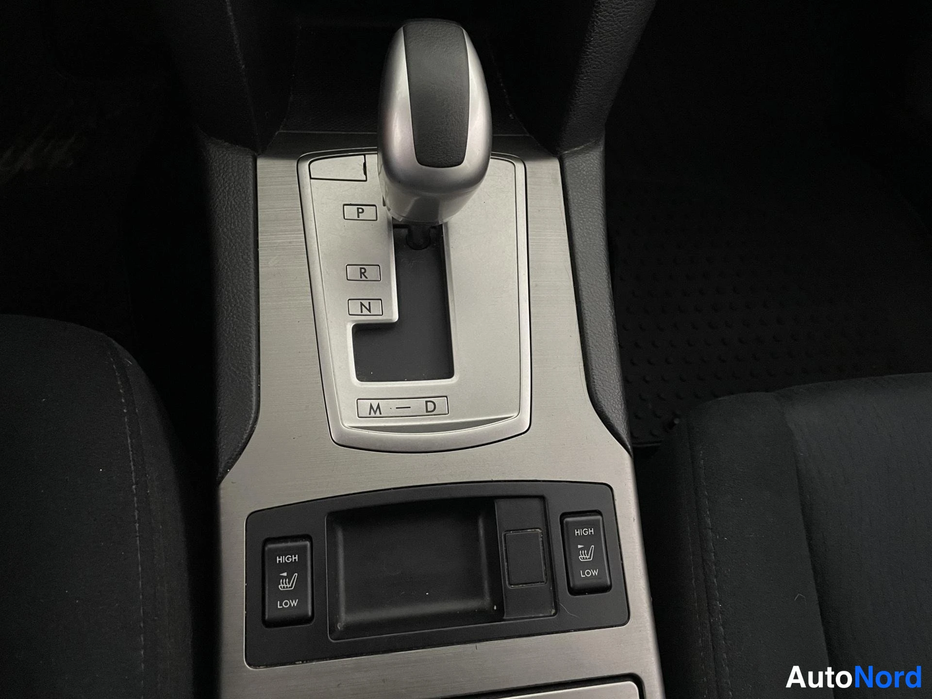 Valkoinen Subaru Legacy 2010, yksityiskohta, kuva 19
