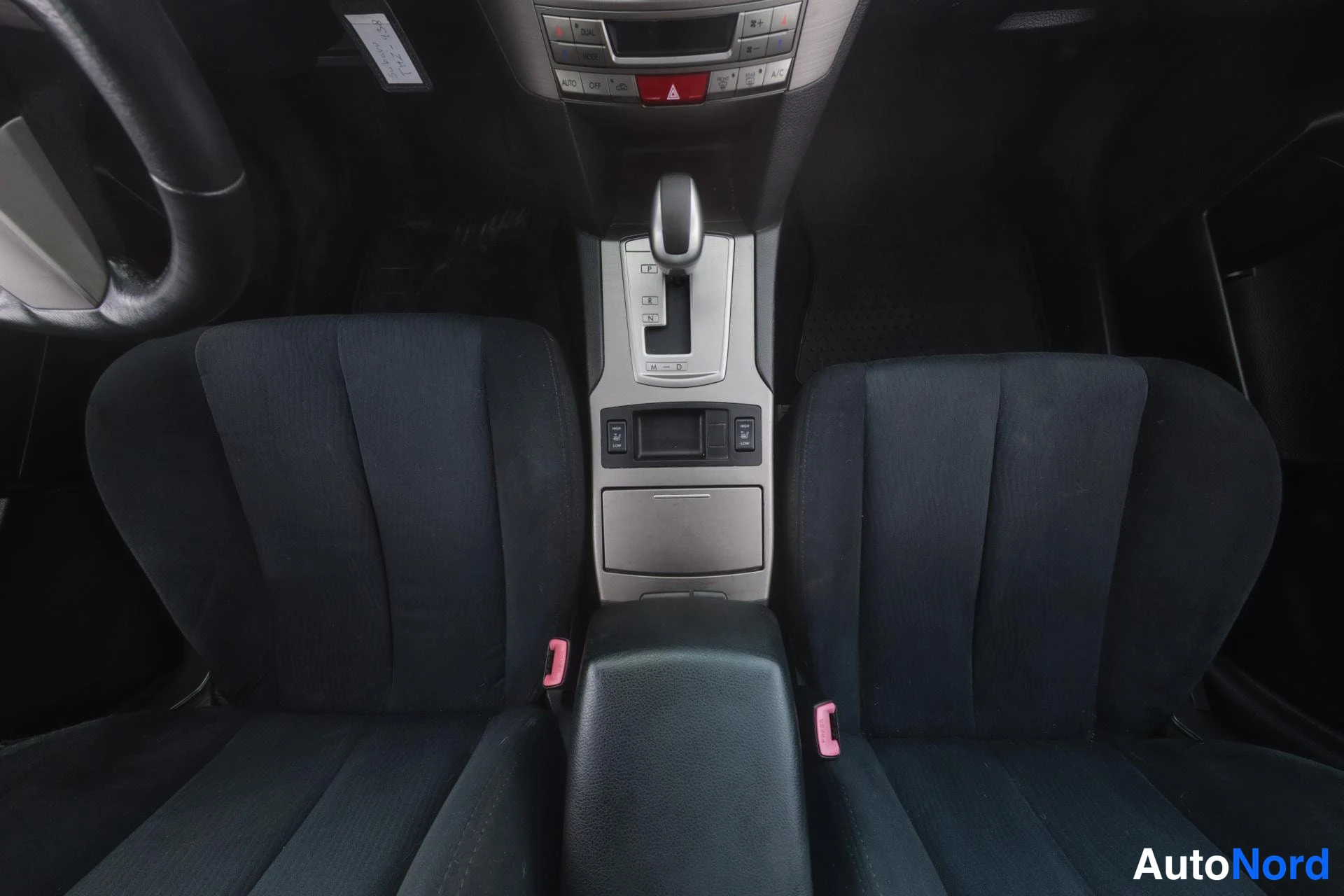 Valkoinen Subaru Legacy 2010, etuistuimet, kuva 10