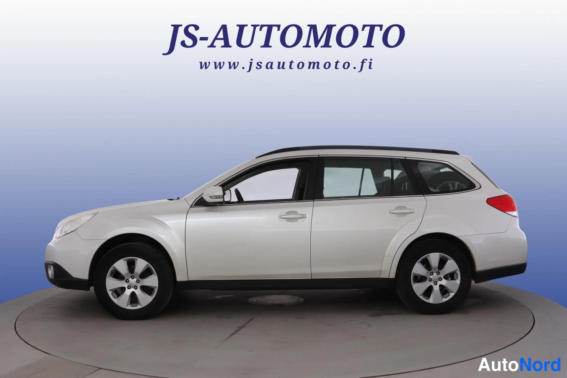 Valkoinen Subaru Legacy 2010, etuviisto, keula vasemmalle, kuva 2