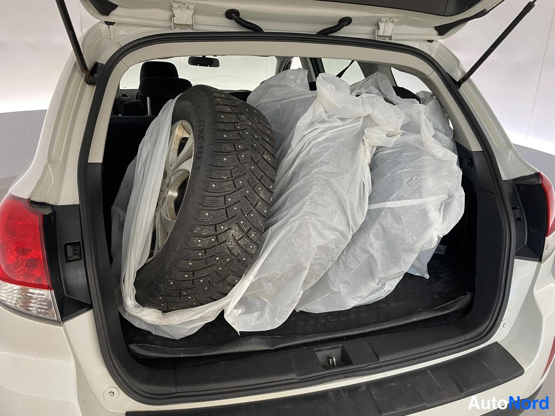 Valkoinen Subaru Legacy 2010, tavaratila, kuva 13