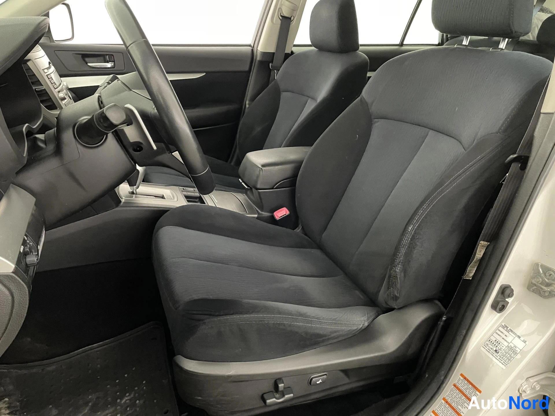 Valkoinen Subaru Legacy 2010, etuistuimet, kuva 8