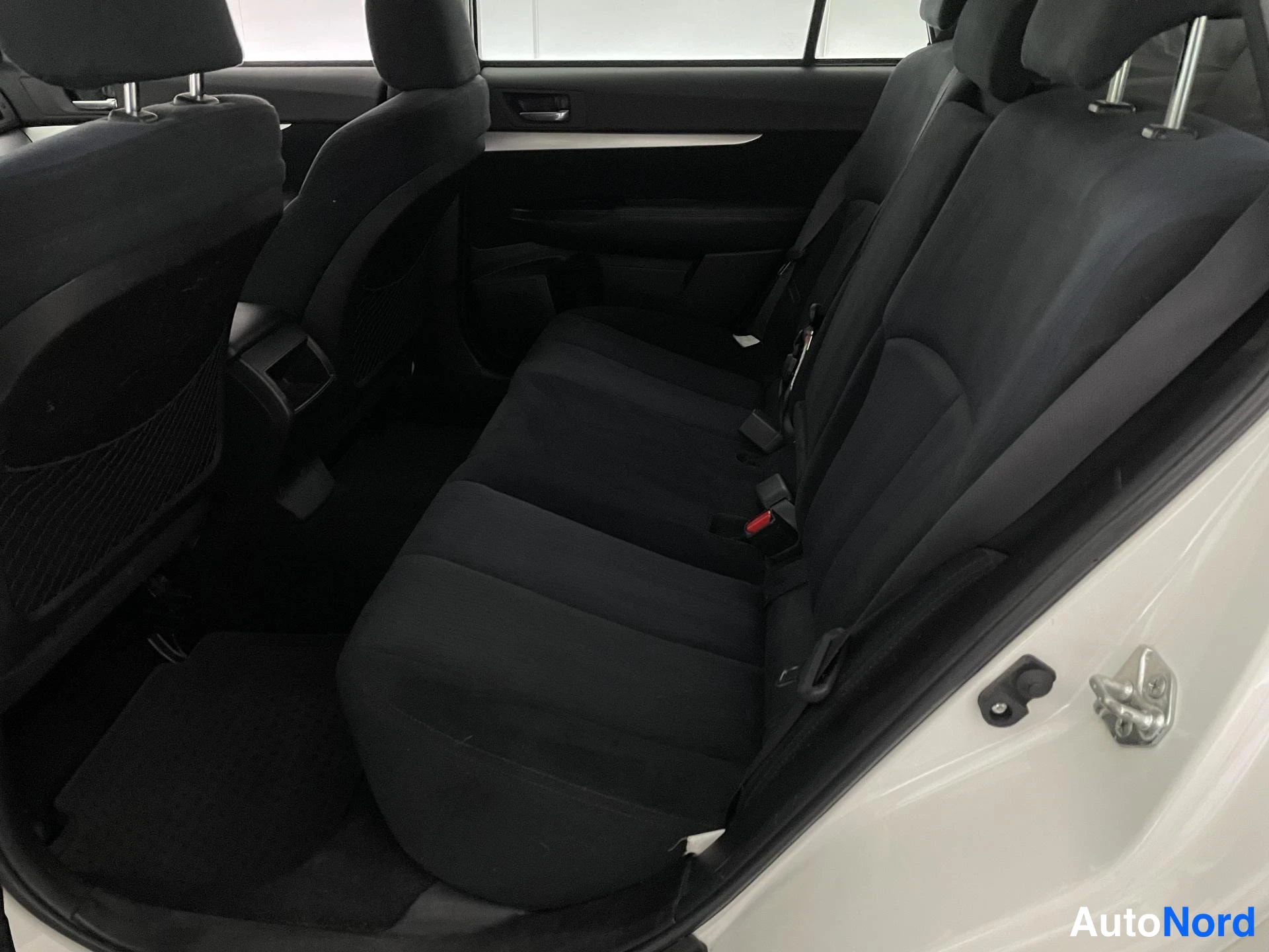 Valkoinen Subaru Legacy 2010, takaistuimet, kuva 11
