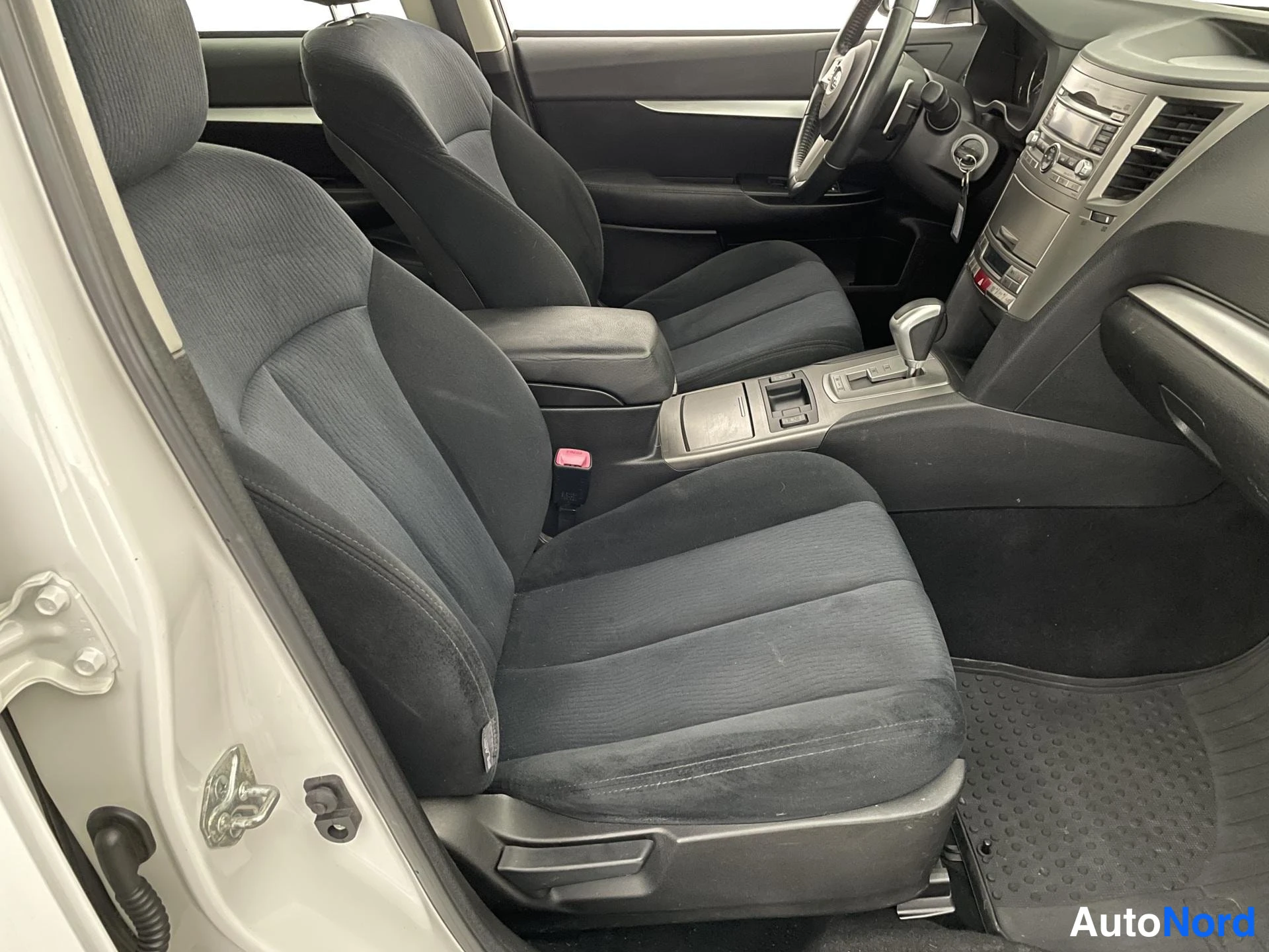 Valkoinen Subaru Legacy 2010, etuistuimet, kuva 9