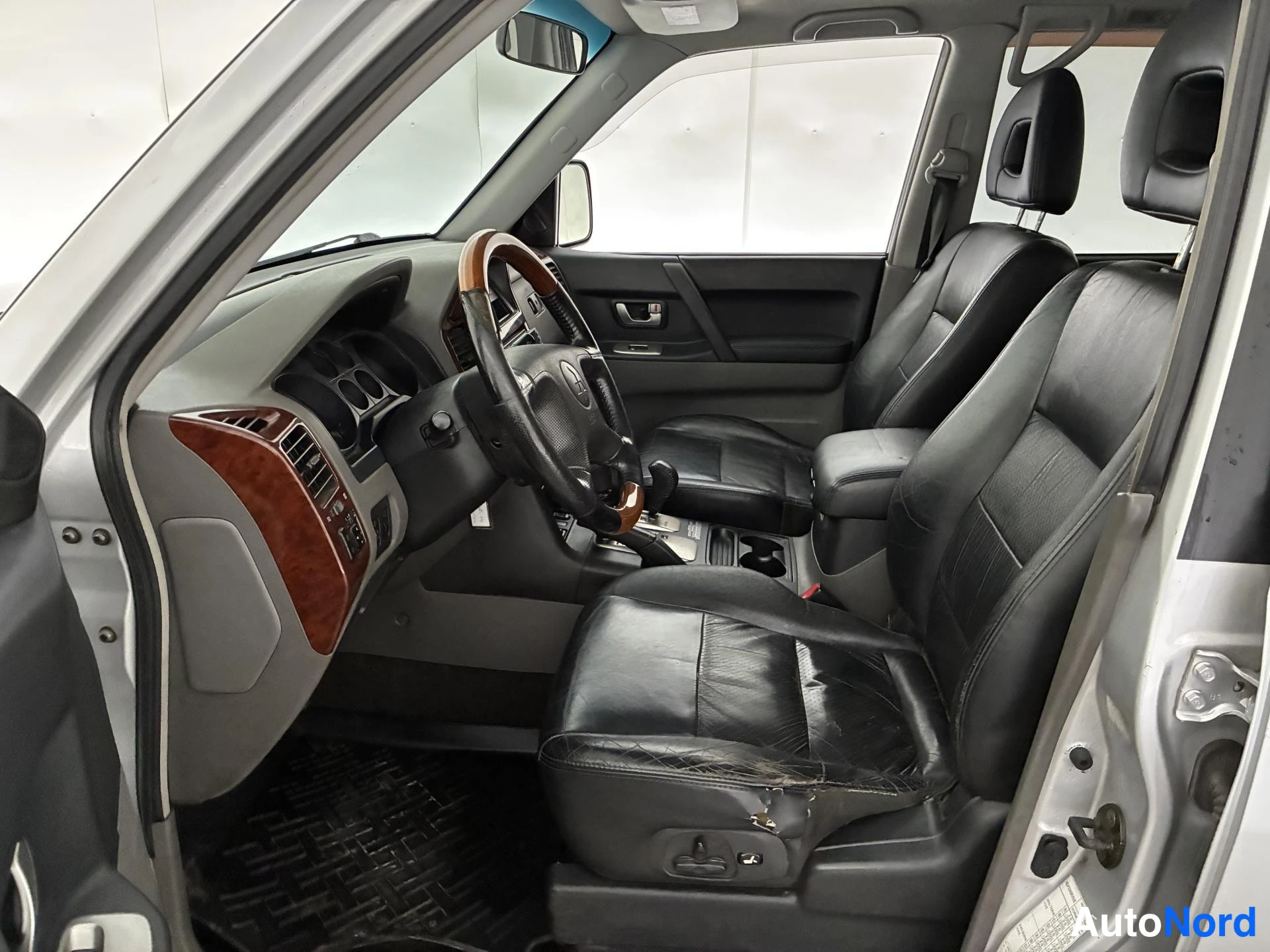 Hopea Mitsubishi Pajero 2003, ohjaamo, kuva 10