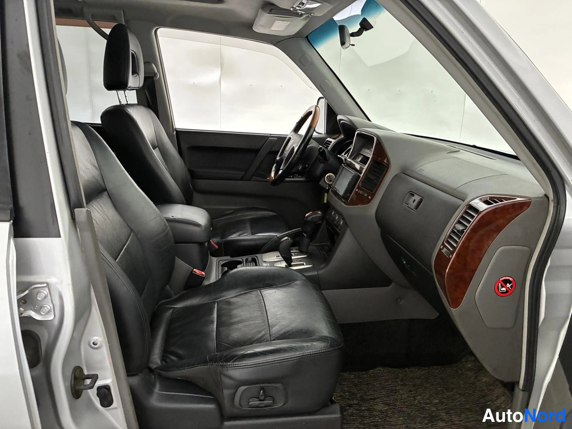 Hopea Mitsubishi Pajero 2003, ohjaamo, kuva 11