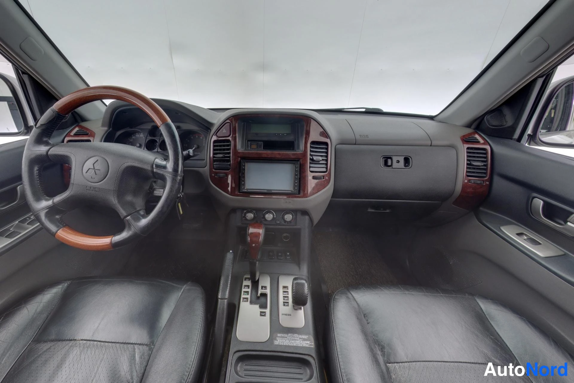 Hopea Mitsubishi Pajero 2003, ohjaamo, kuva 7