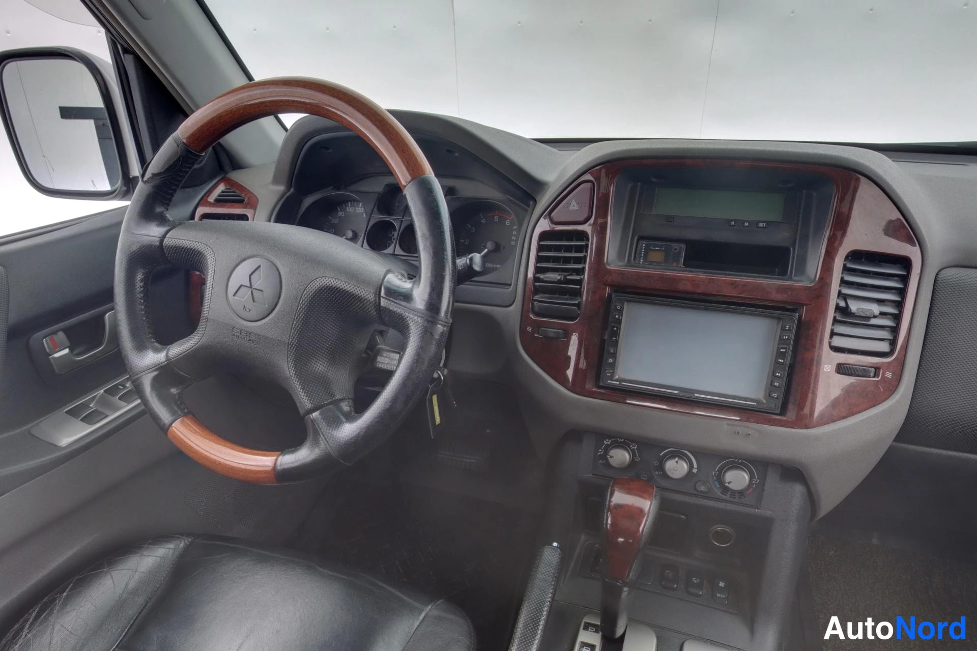 Hopea Mitsubishi Pajero 2003, ohjaamo, kuva 8