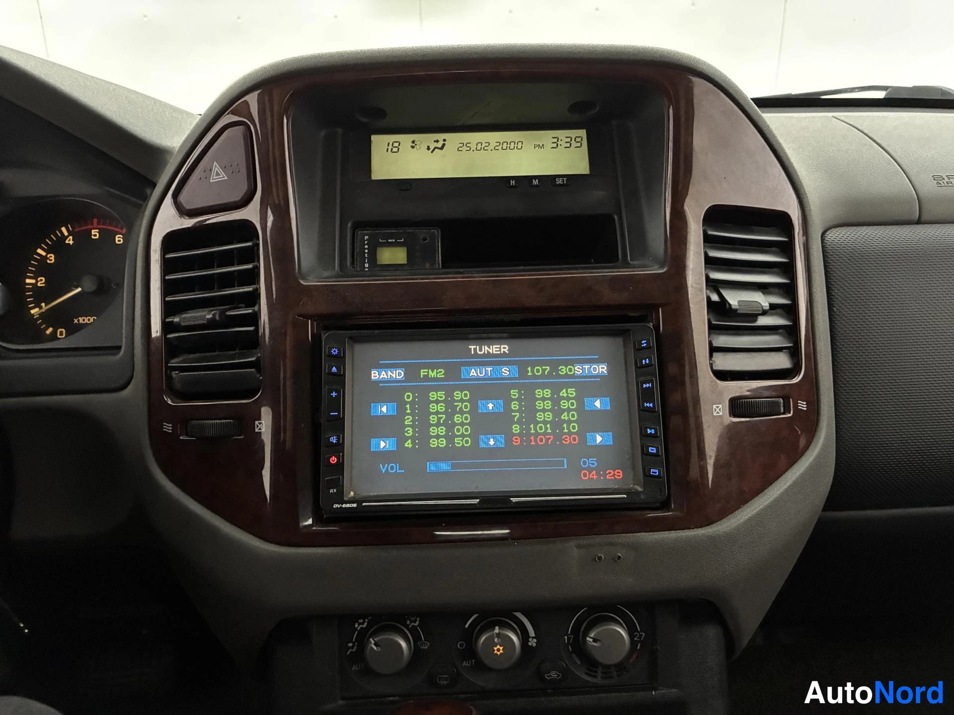 Hopea Mitsubishi Pajero 2003, ohjaamo, kuva 9