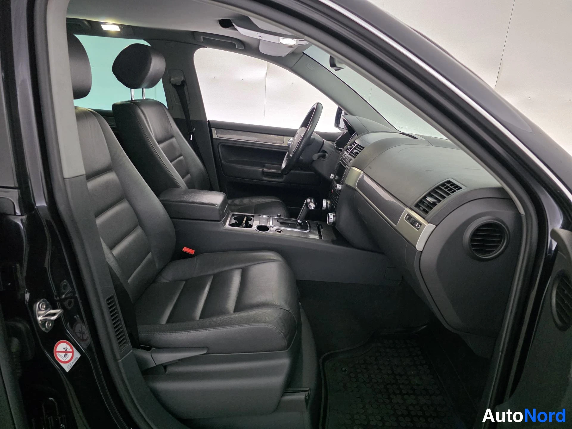 Musta Volkswagen Touareg 2007, ohjaamo, kuva 9