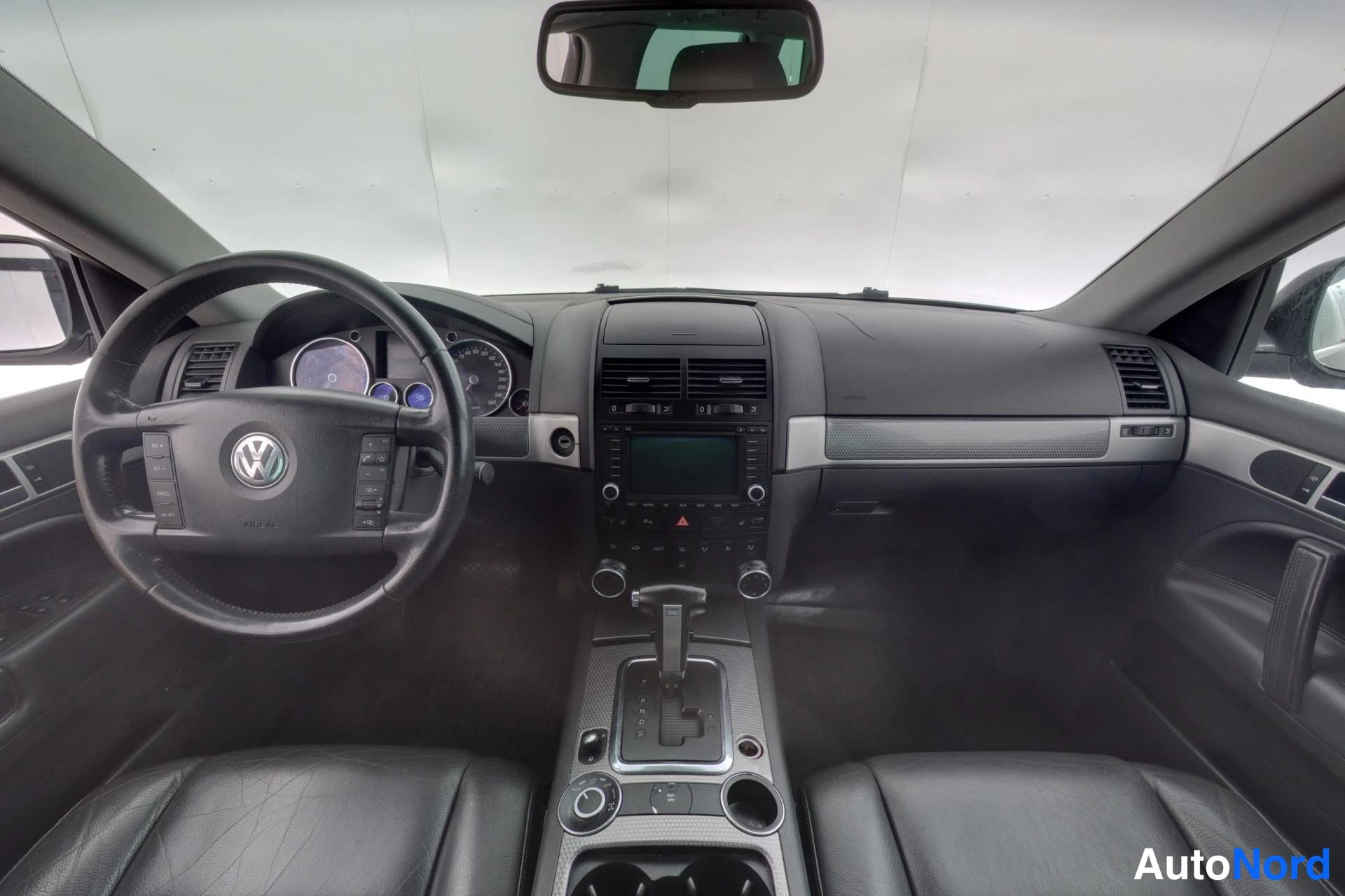 Musta Volkswagen Touareg 2007, ohjaamo, kuva 10