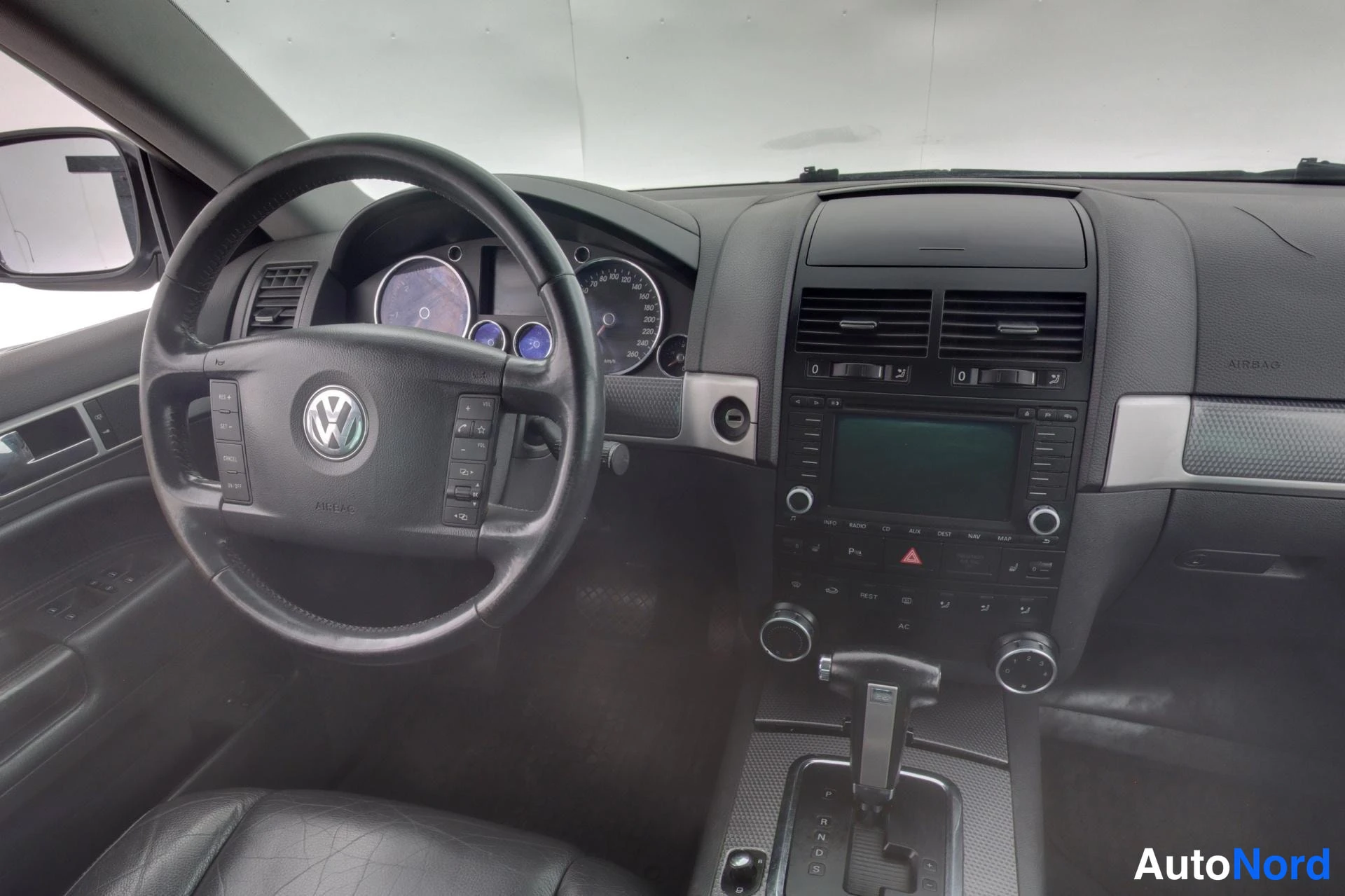 Musta Volkswagen Touareg 2007, ohjaamo, kuva 11